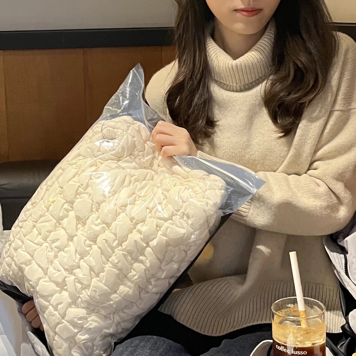 COS Quilted Oversized Shoulder Bag Off White Light Beige 착용 스타일