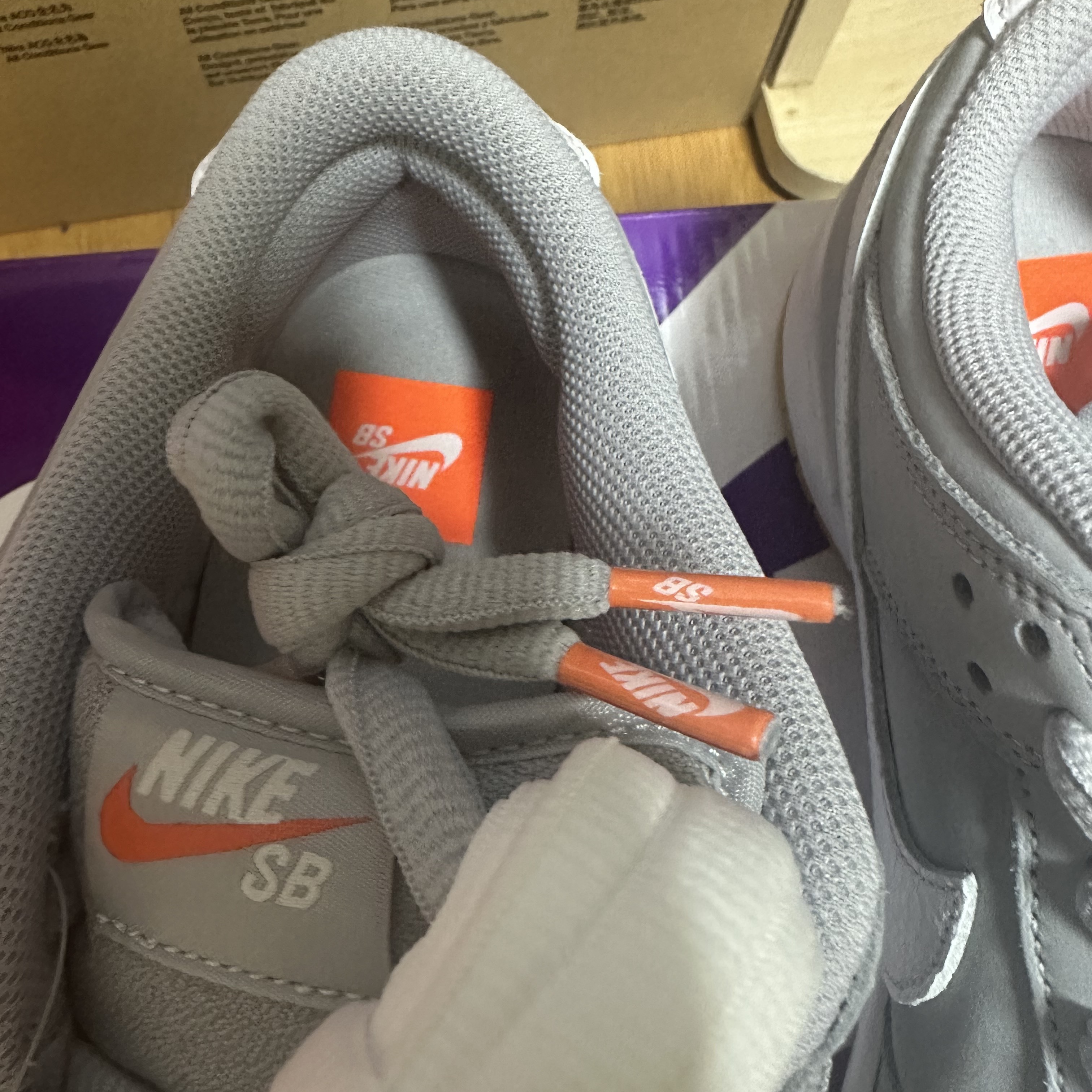 Nike Dunk Low Pro SB Wolf Grey White 착용 스타일 - 2