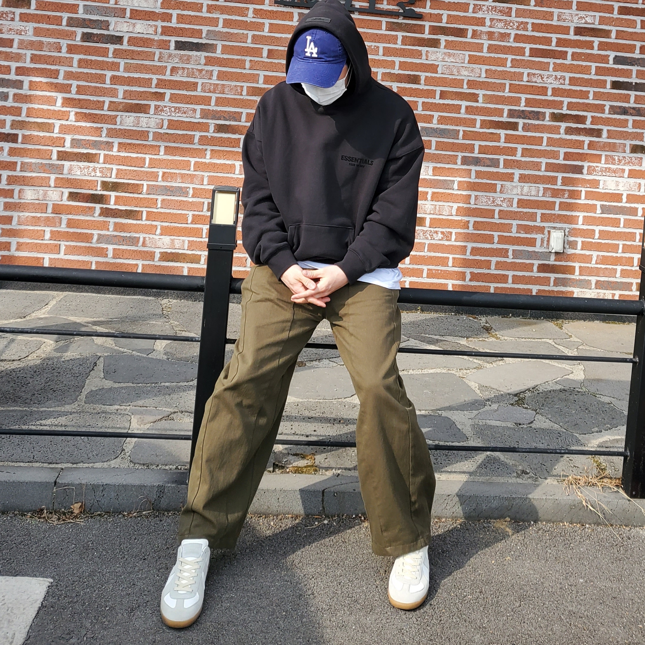 Maison Margiela Calfskin Replica Sneakers, Essentials The Core Collection Hoodie Stretch Limo 착용 스타일 - 2
