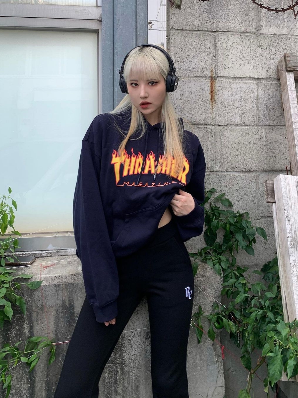 Thrasher Flame Hood Navy 착용 스타일 - 1