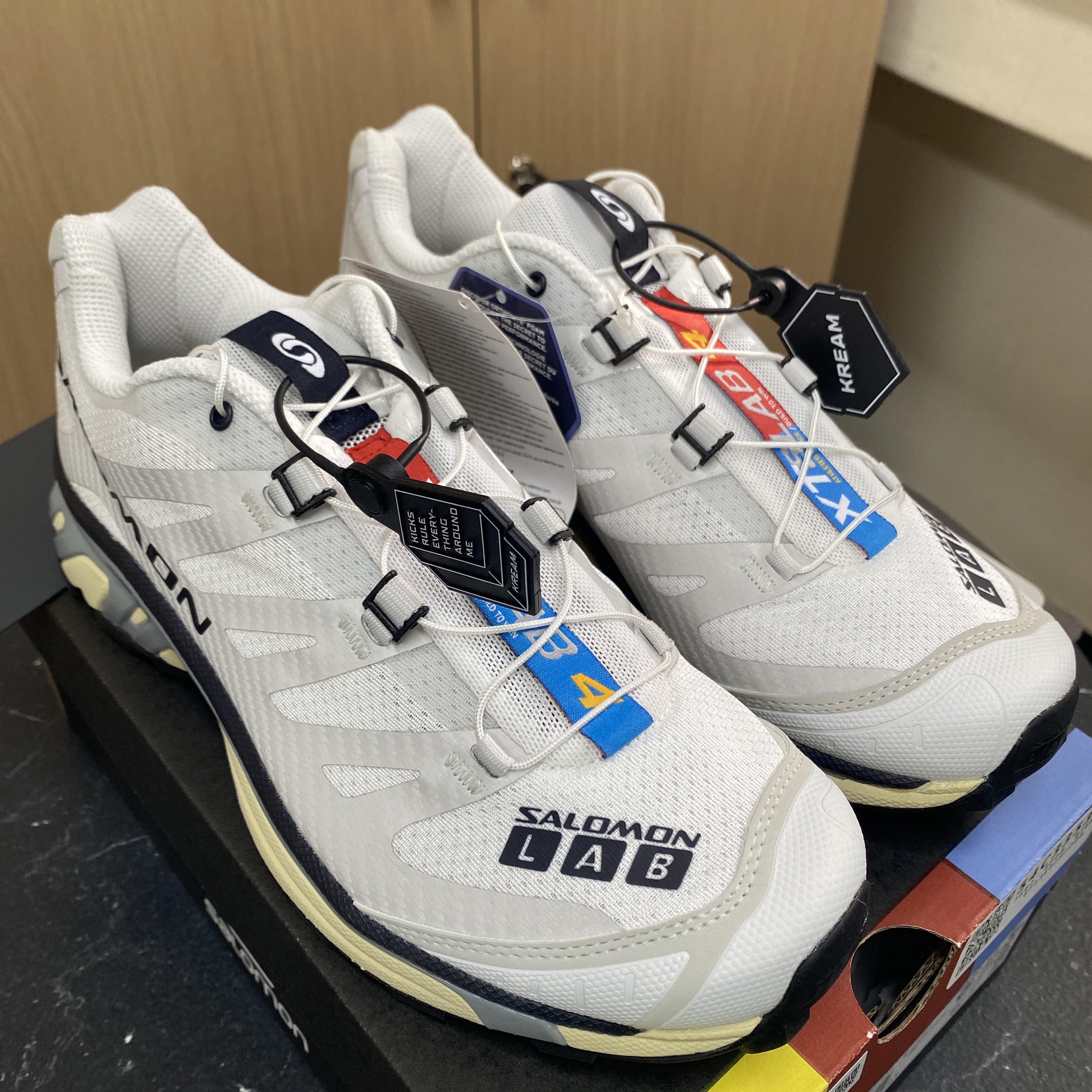Salomon XT-4 White Lunar Rock 착용 스타일