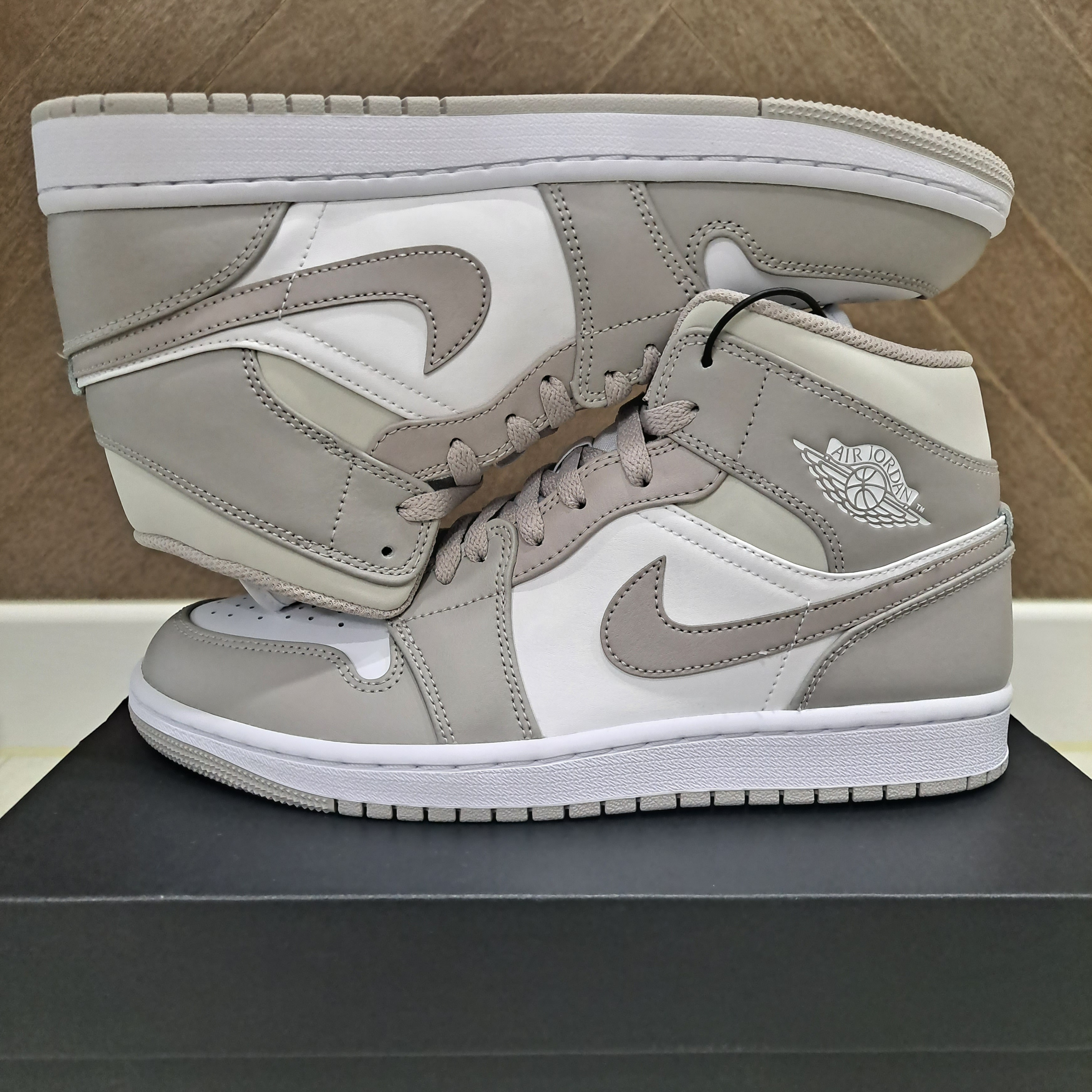 Jordan 1 Mid College Grey 착용 스타일 - 1