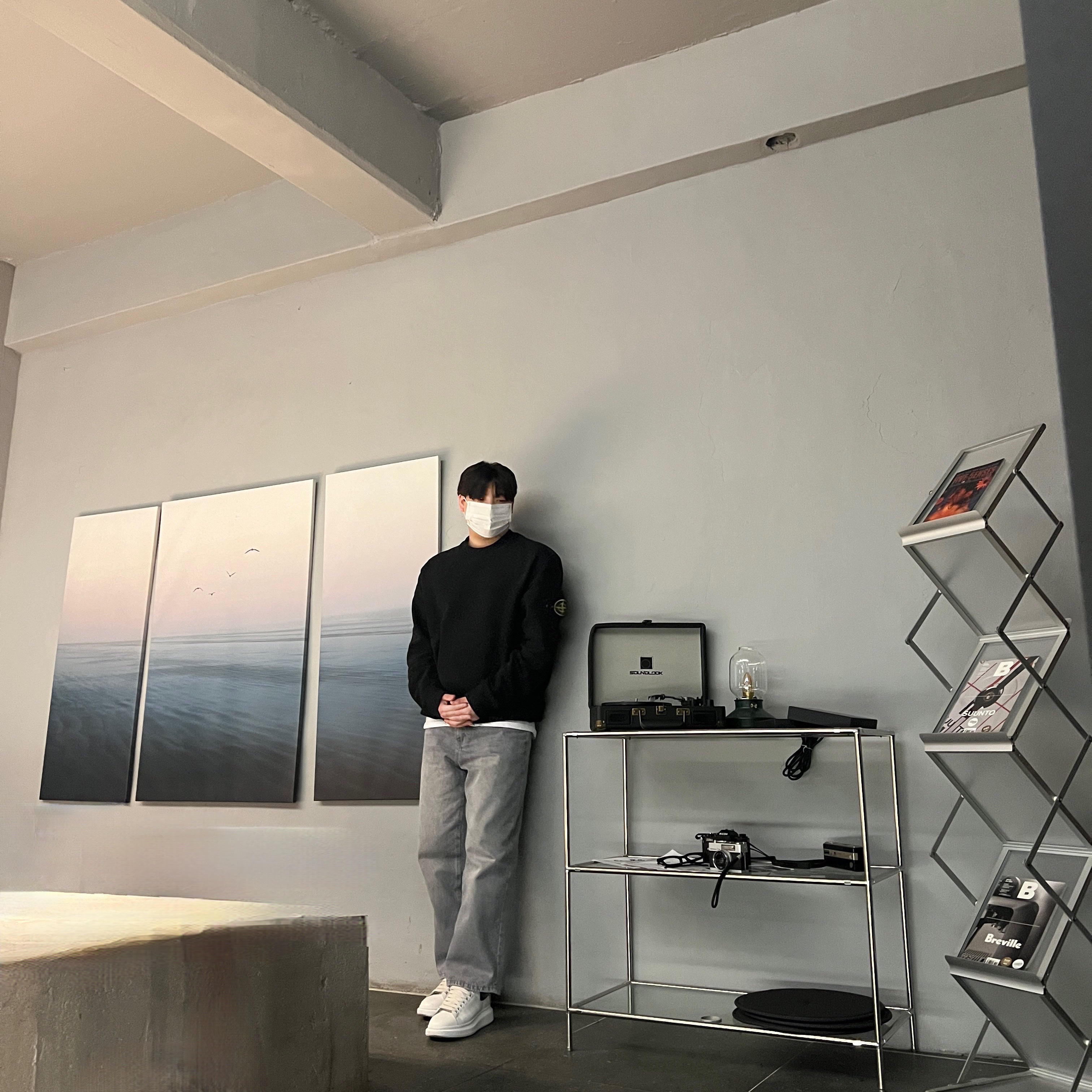 Stone Island 63020 Crewneck Sweatshirt Black - 22FW, Alexander McQueen Oversized Sneakers White Black 착용 스타일