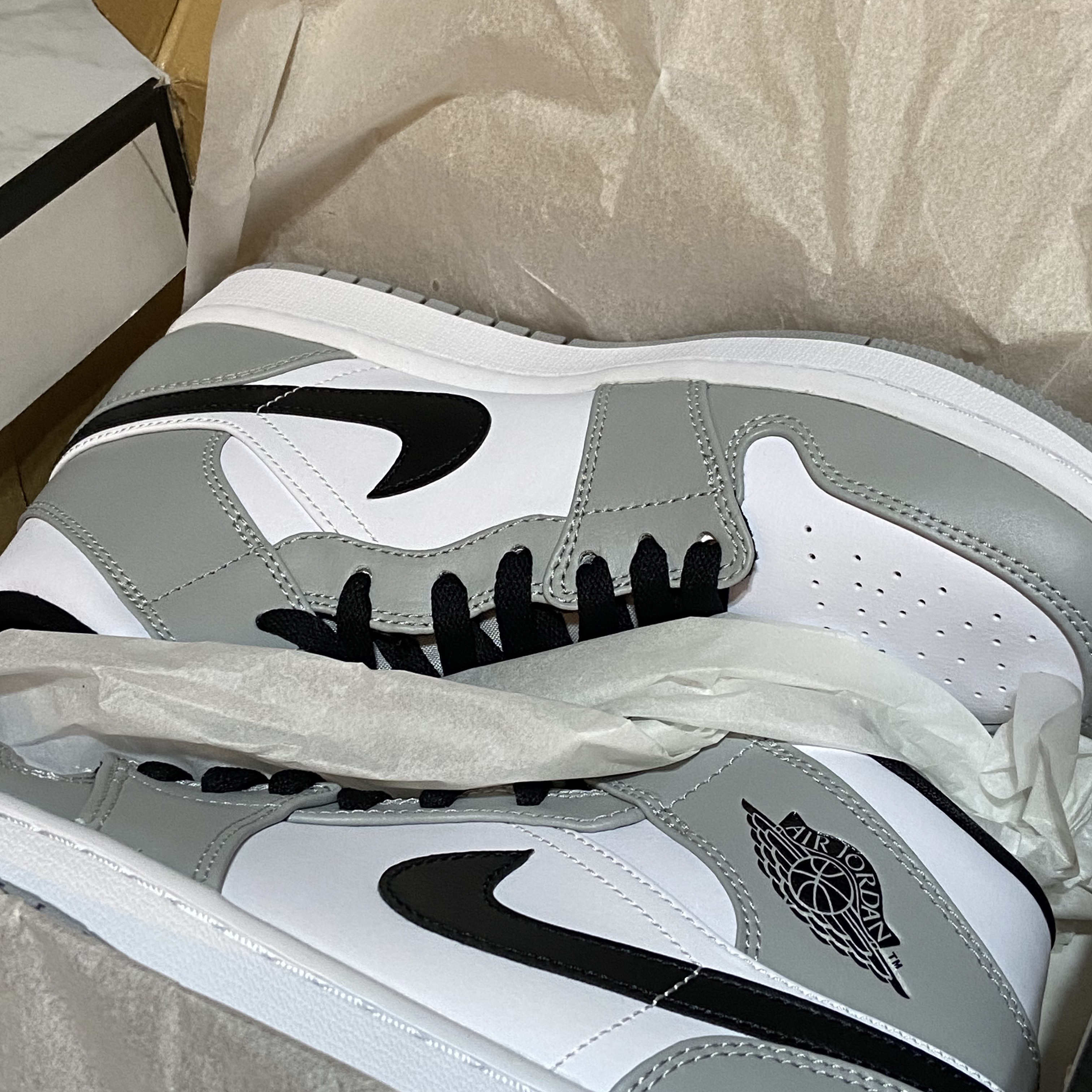 Jordan 1 Mid Light Smoke Grey 착용 스타일 - 1