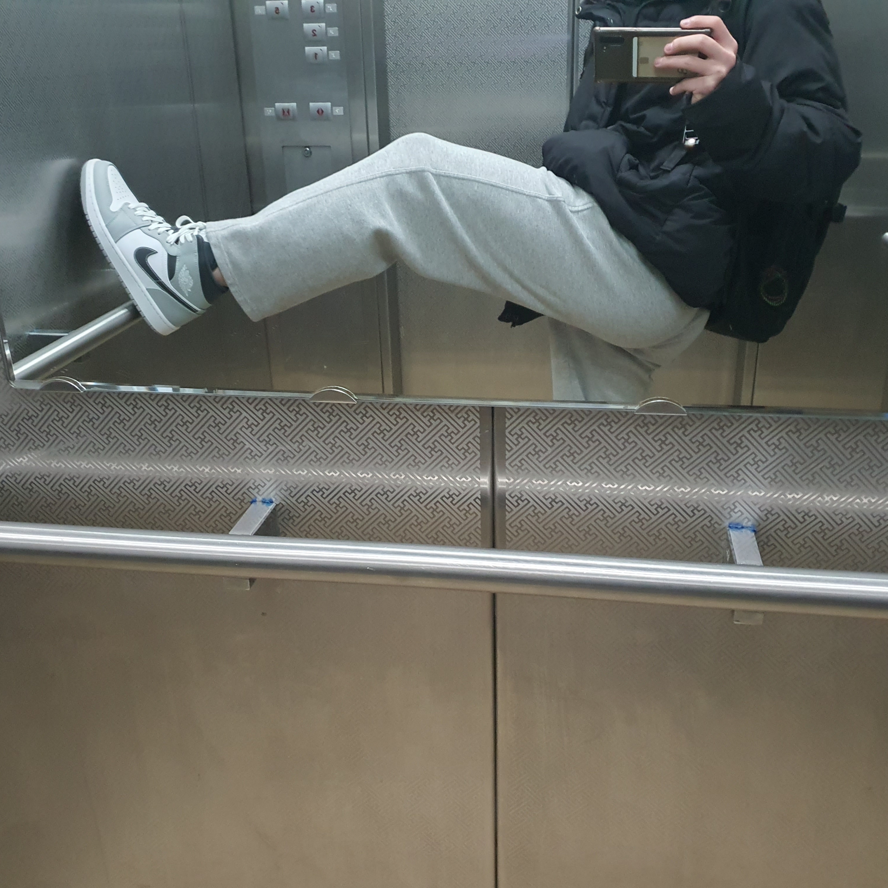 Jordan 1 Mid Light Smoke Grey Anthracite 착용 스타일 - 1