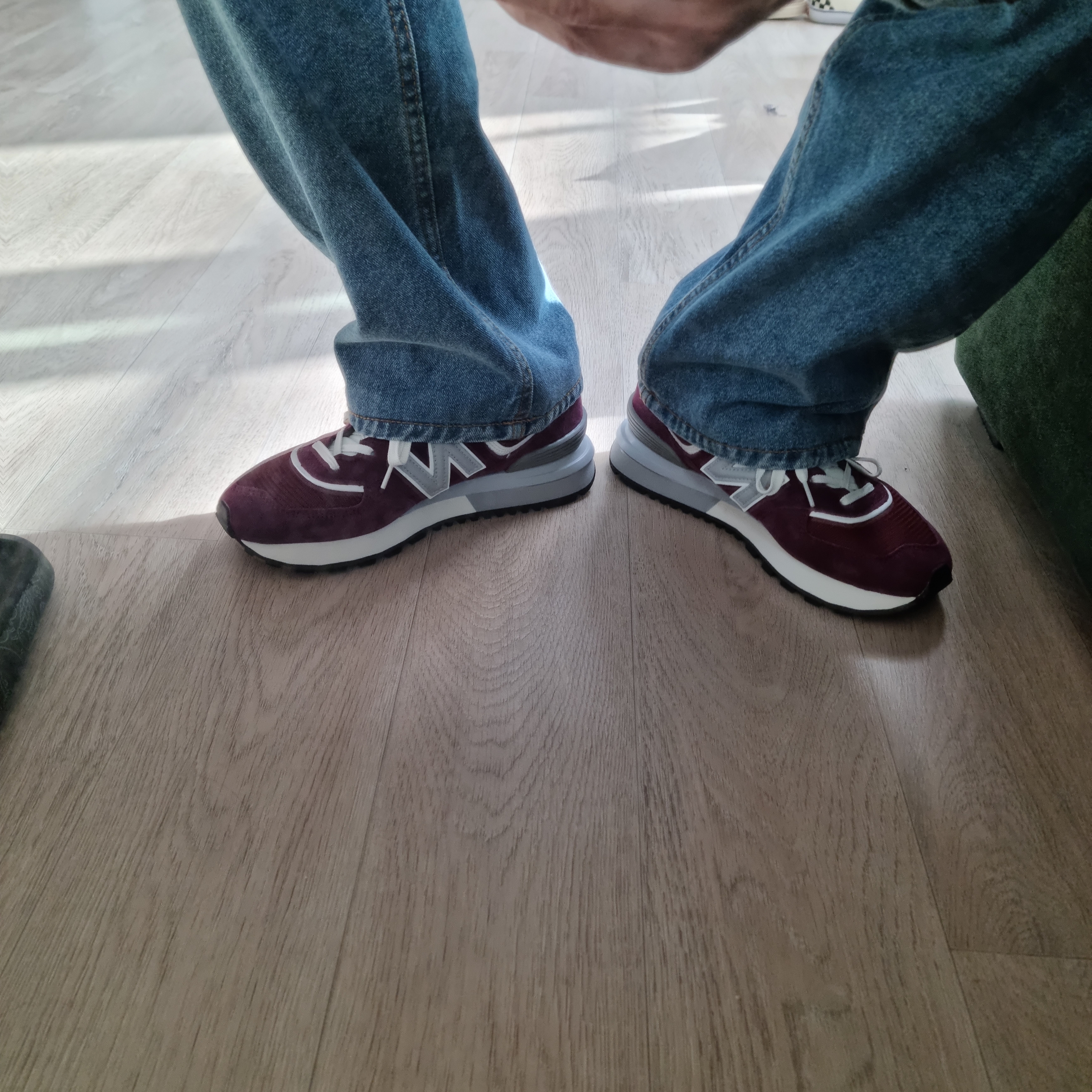 New Balance 574 Legacy Burgundy 착용 스타일 - 2