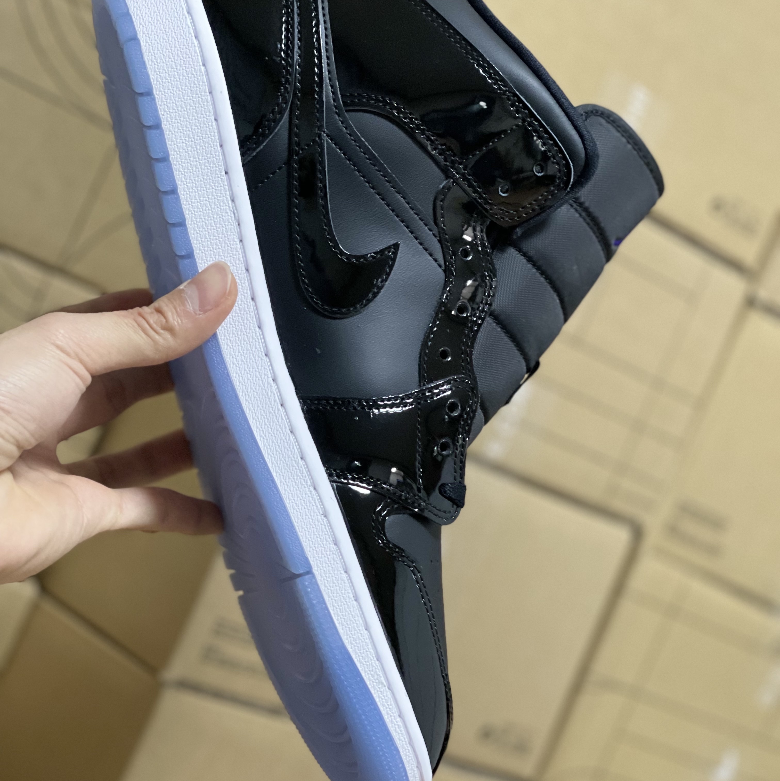 Jordan 1 Mid SE Black Dark Concord 착용 스타일 - 1