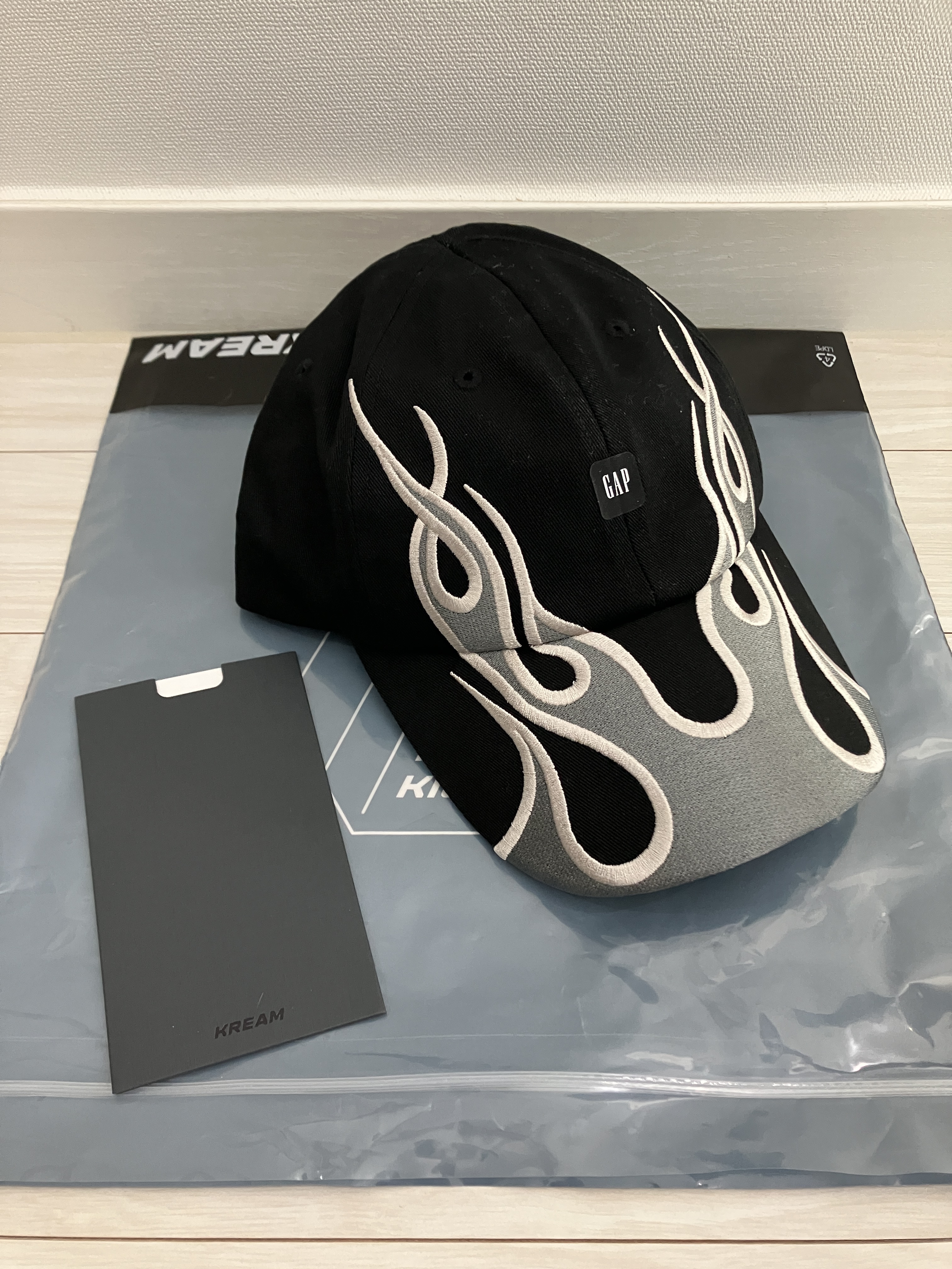 Yeezy Gap Engineered By Balenciaga Flame Cap Black 착용 스타일 - 1