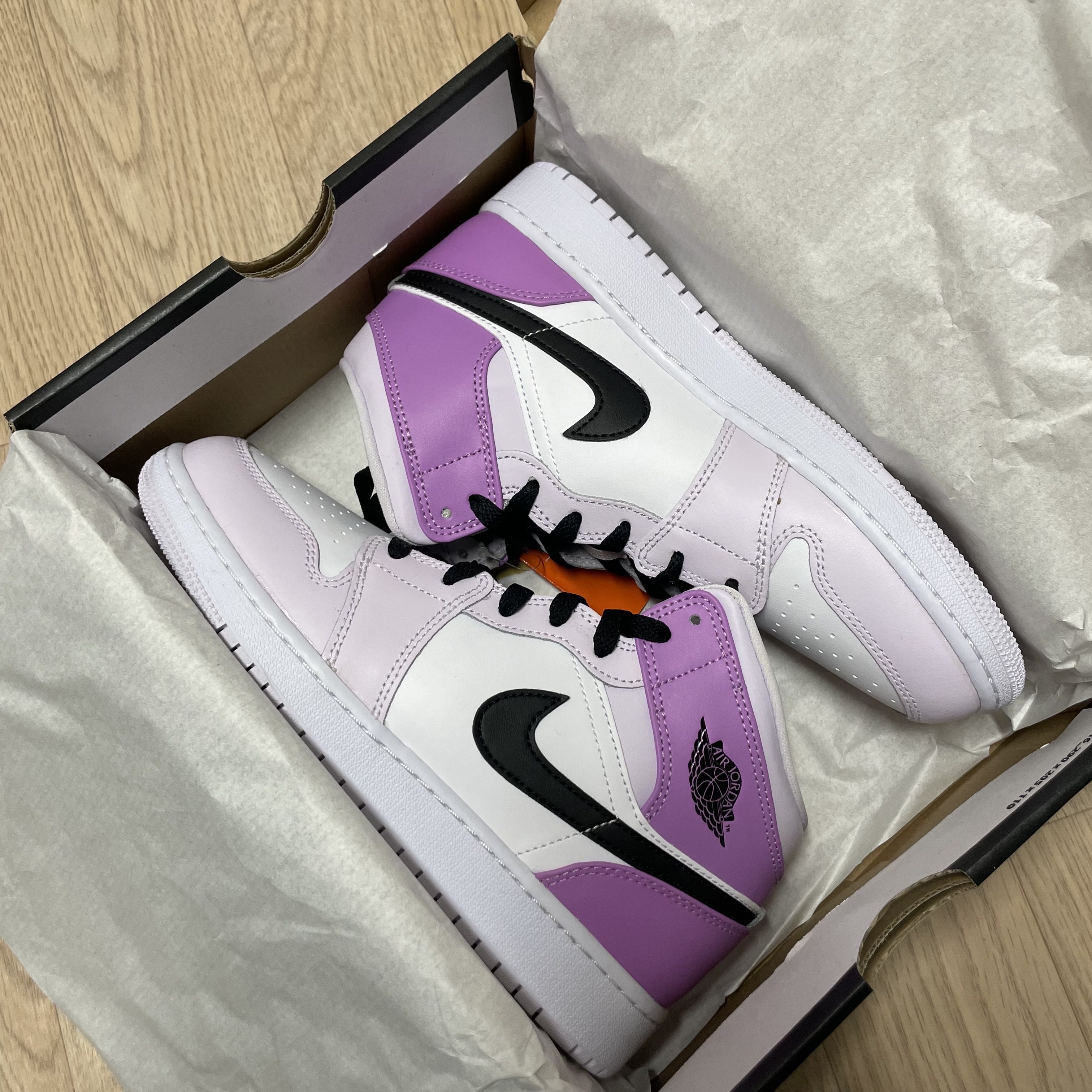 (GS) Jordan 1 Mid Barely Grape White 착용 스타일 - 1