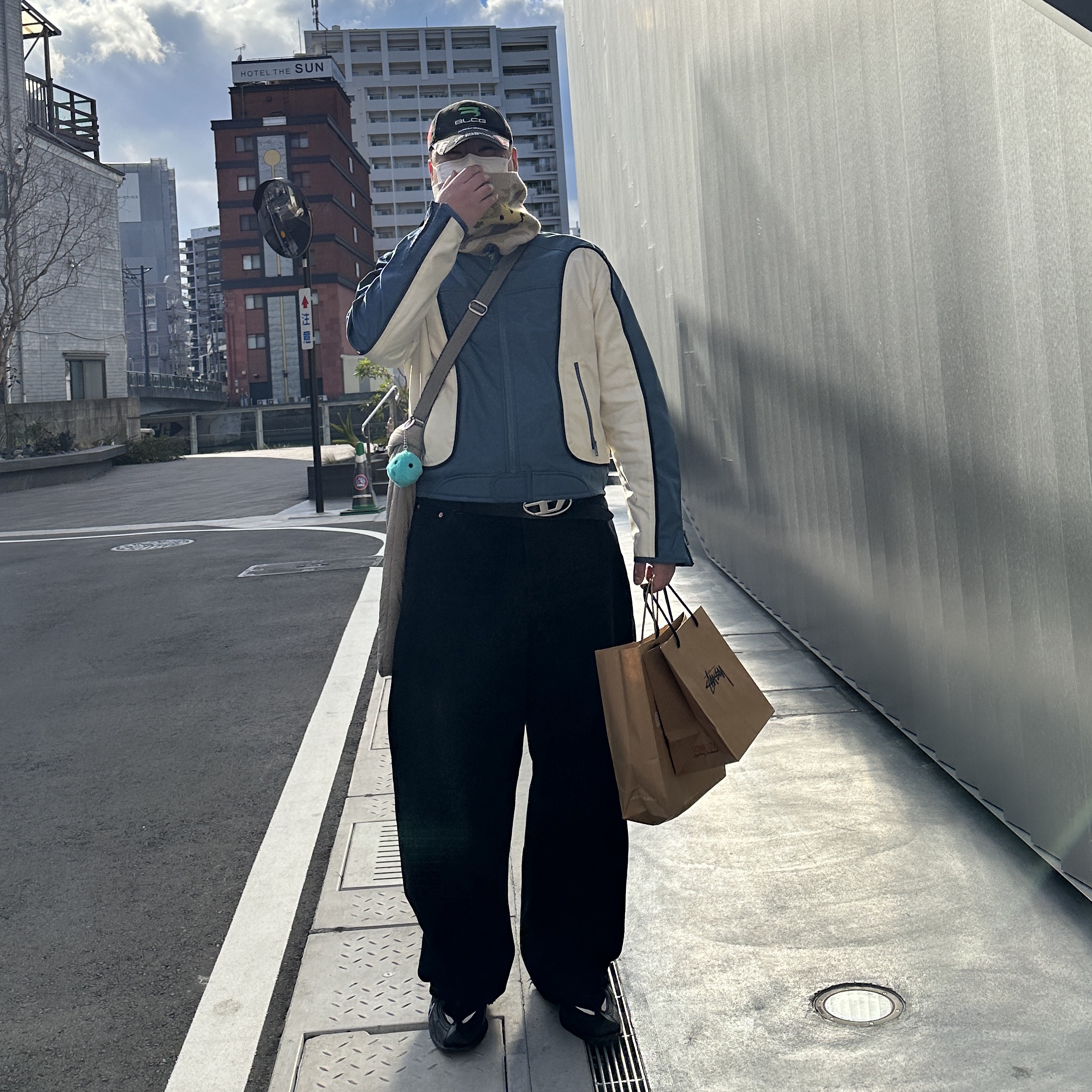 Balenciaga Large Baggy Jeans Black, Nike x Martine Rose Shox MR4 Black 착용 스타일 - 2