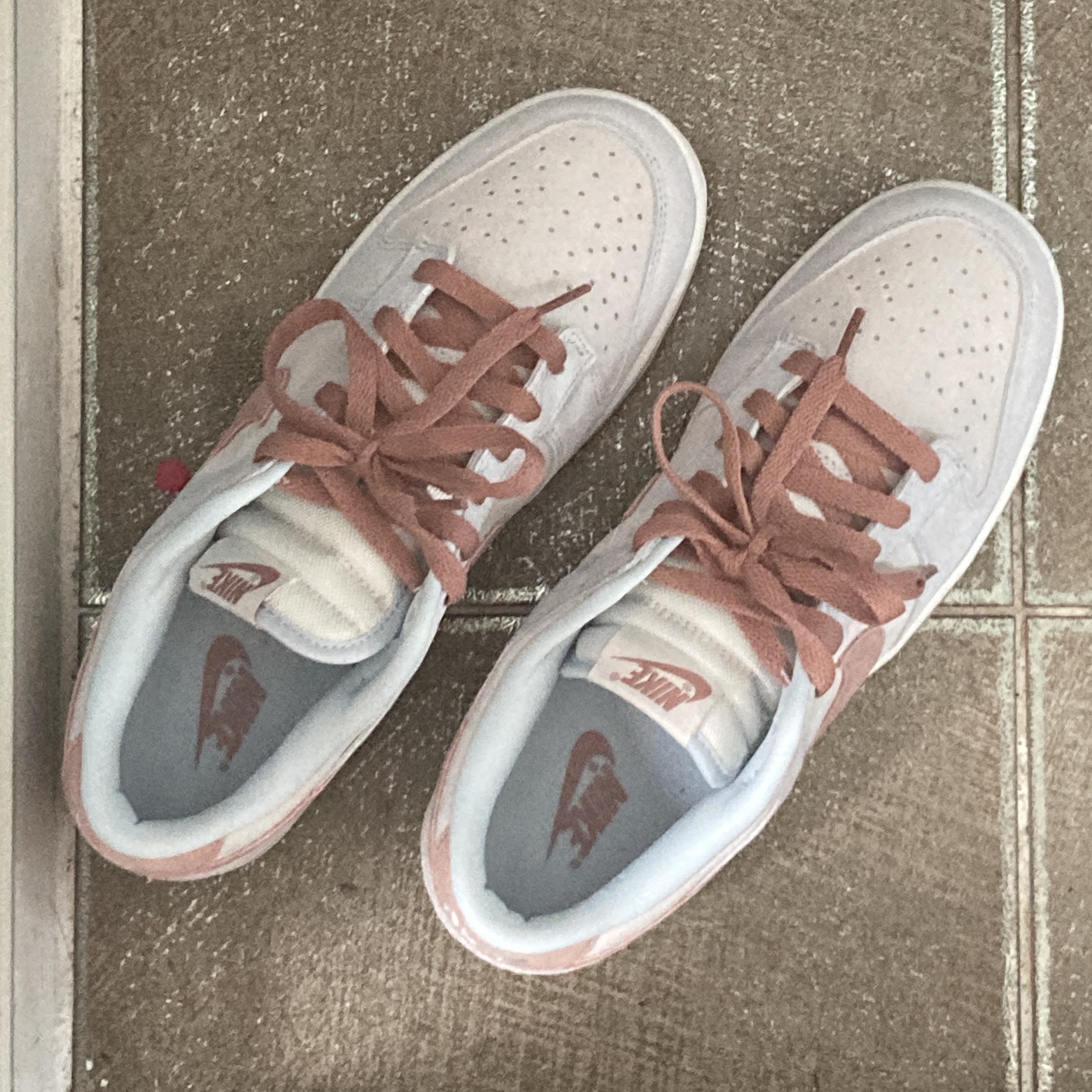 Nike Dunk Low Retro PRM Fossil Rose 착용 스타일 - 3