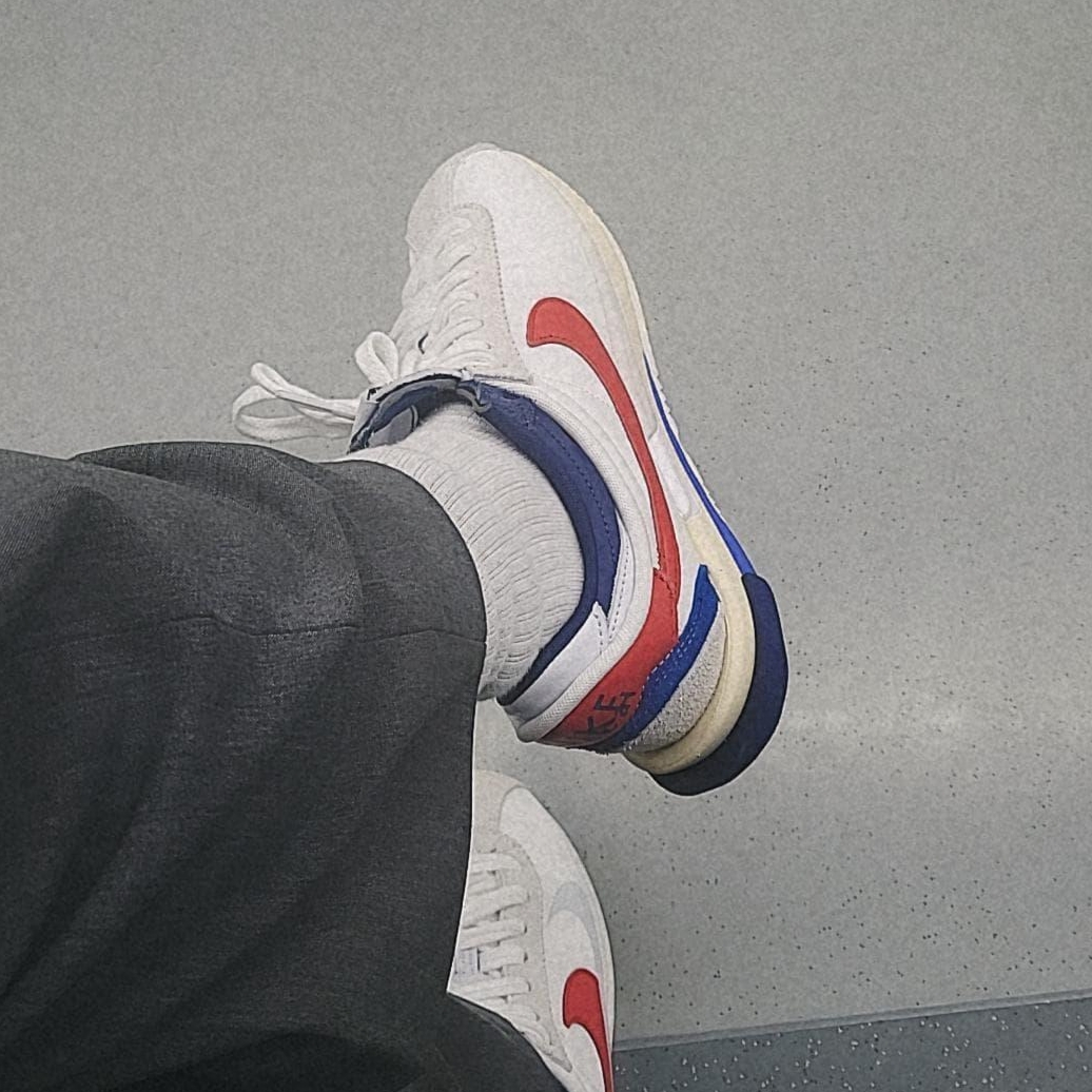 Nike x Sacai Zoom Cortez SP White and University Red 착용 스타일
