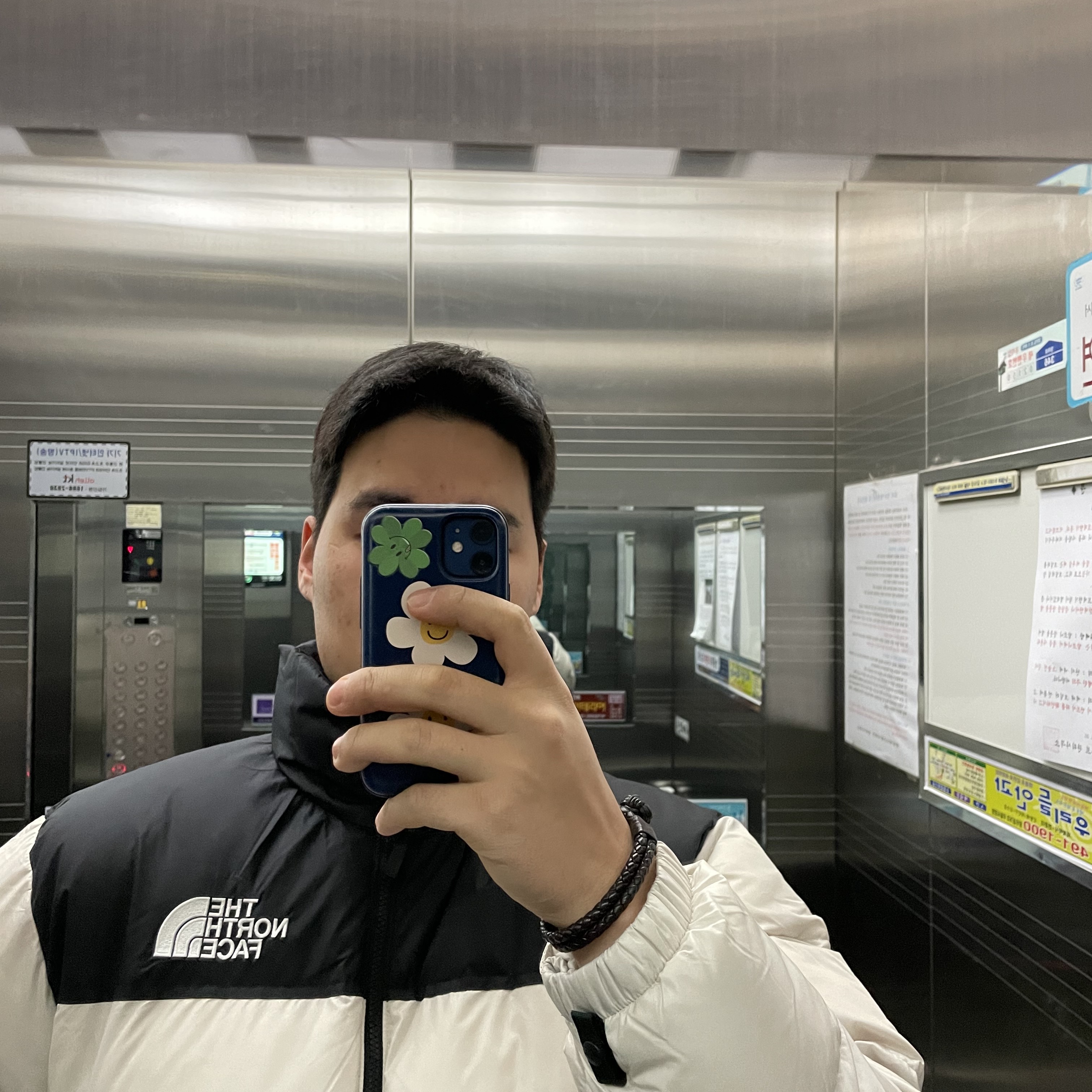 The North Face Nuptse Hybrid Down Ball White Sand 착용 스타일