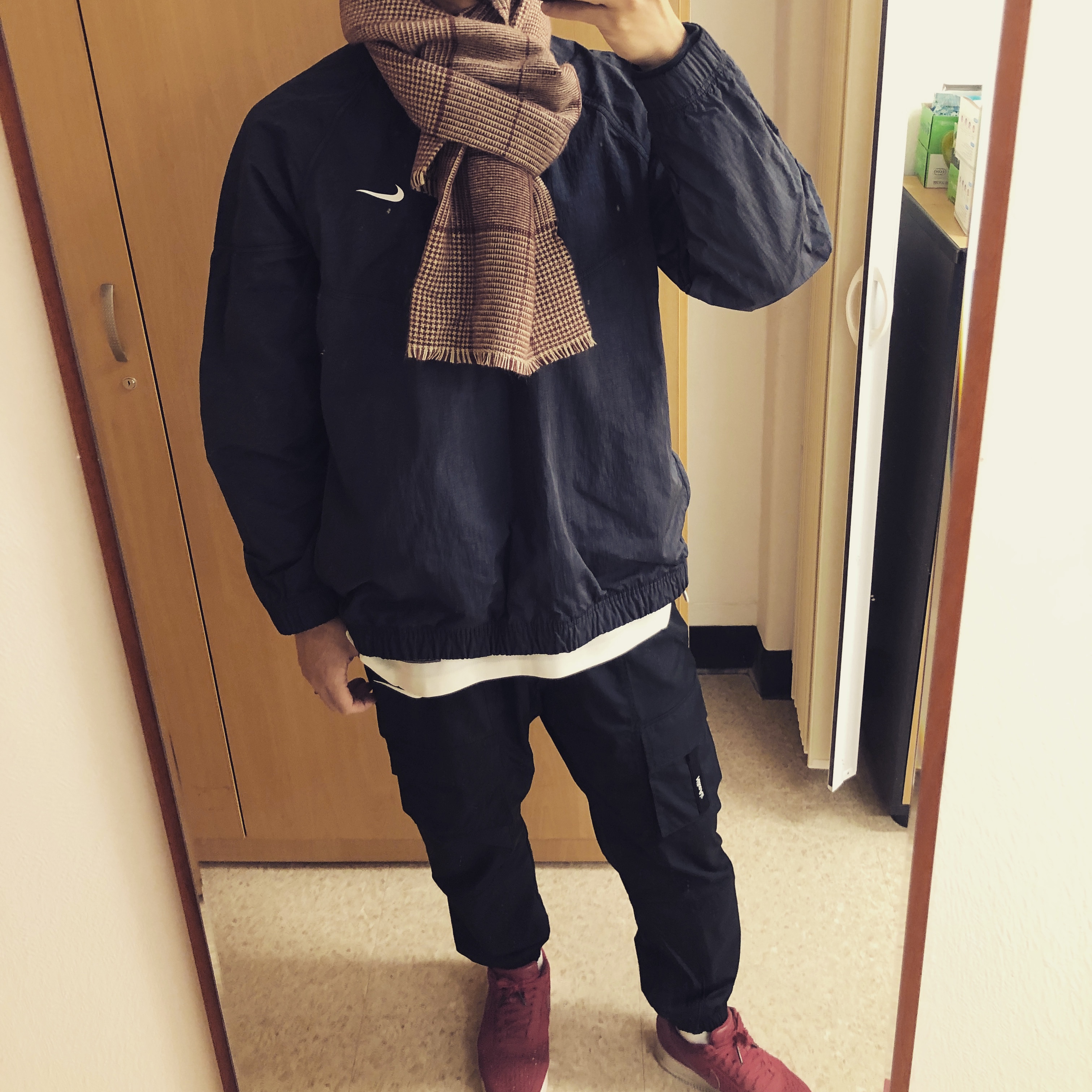 Nike x Stussy Windrunner Jacket Off Noir, Nike Air Force 1 Ultra Flyknit Low PRM Gym Red White 착용 스타일