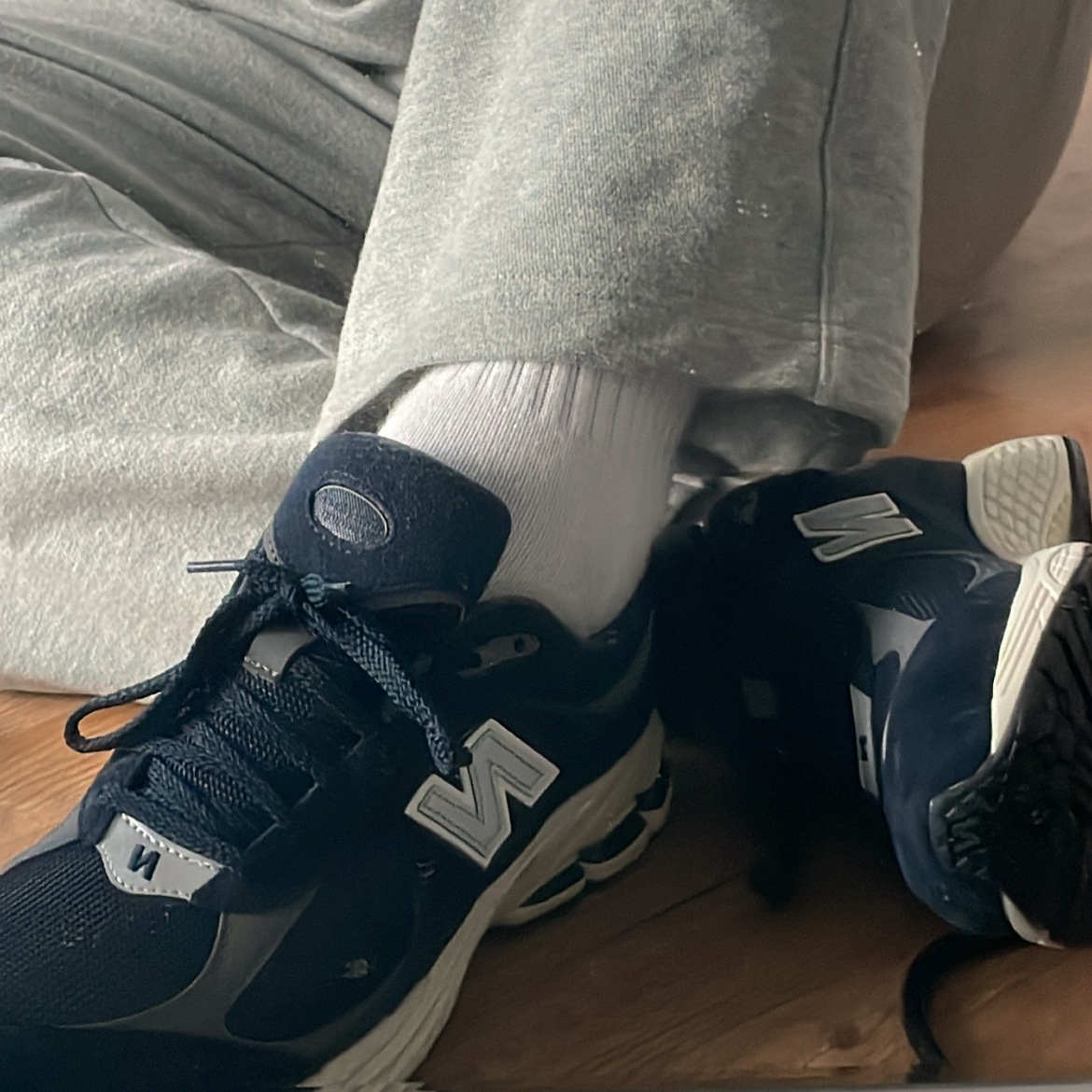 New Balance 2002R Eclipse Castlerock 착용 스타일 - 1