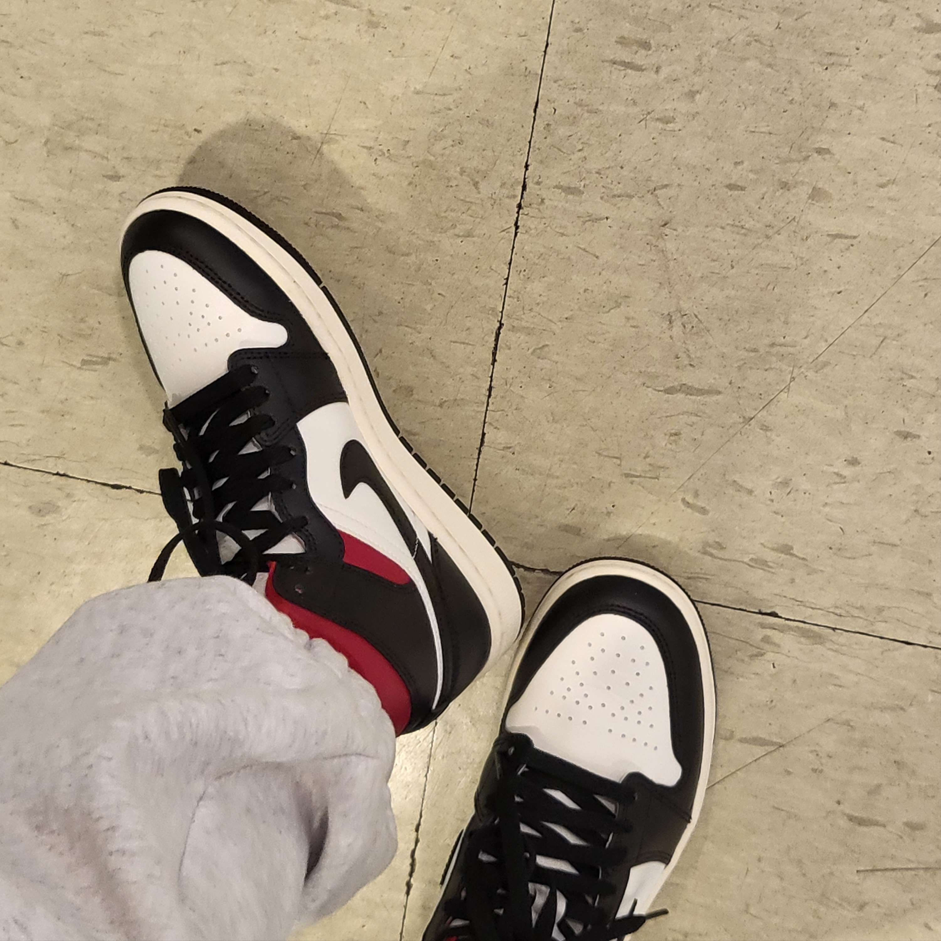 (W) Jordan 1 Mid Black Gym Red 착용 스타일