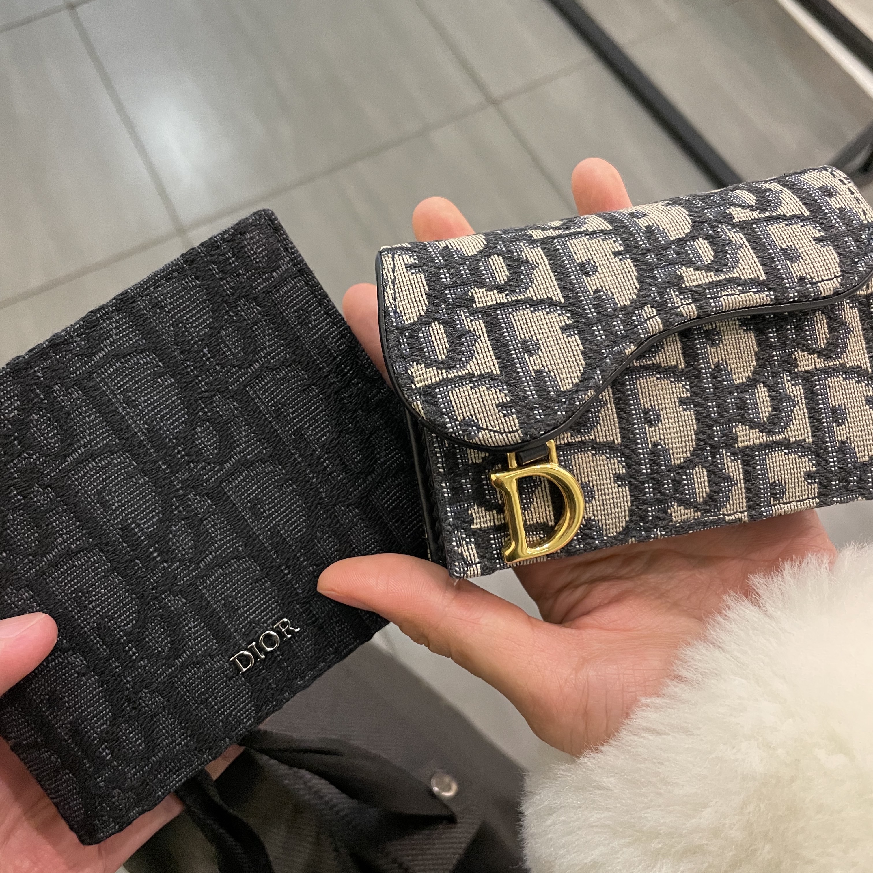 Dior Saddle Flap Card Holder Blue Dior Oblique Jacquard, Dior Wallet Black Dior Oblique Jacquard 착용 스타일