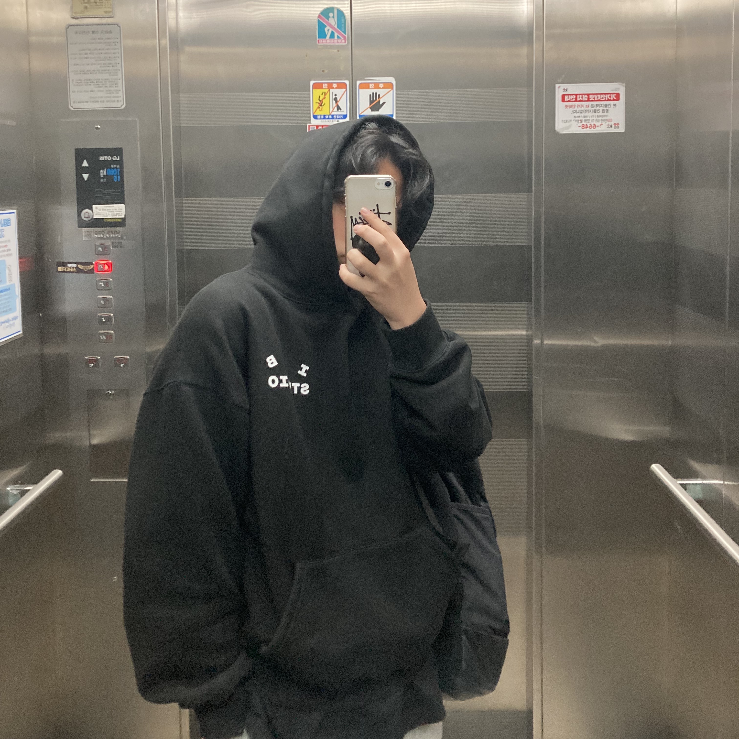 IAB Studio Hoodie Black White 착용 스타일