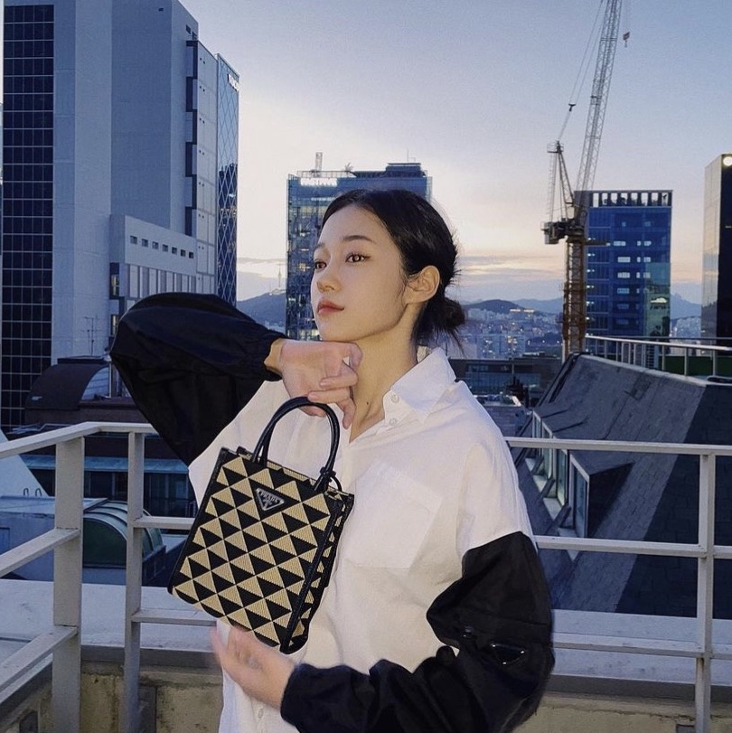Prada Symbol Jacquard Fabric Micro Bag Black Beige 착용 스타일 - 2