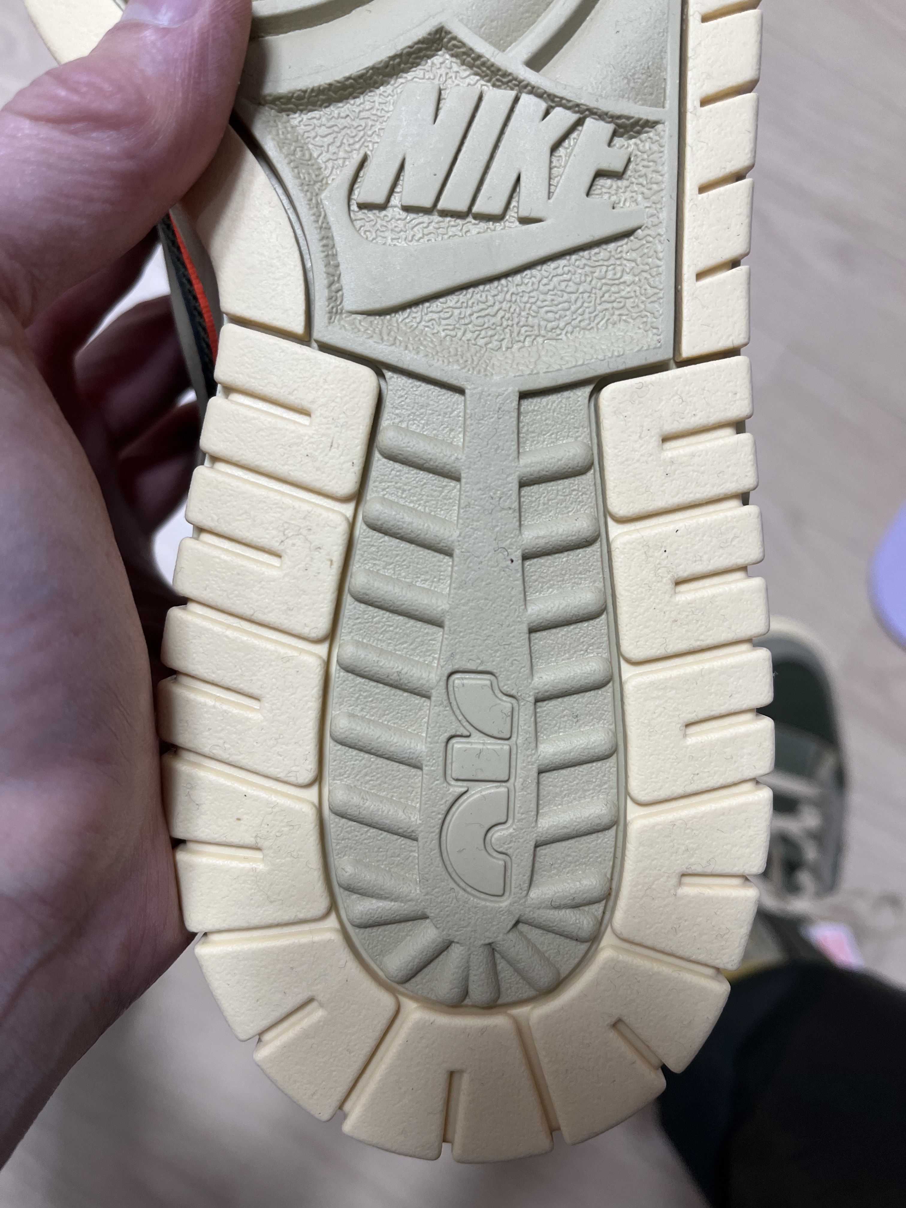 Nike Air Dunk Jumbo Medium Olive 착용 스타일 - 2