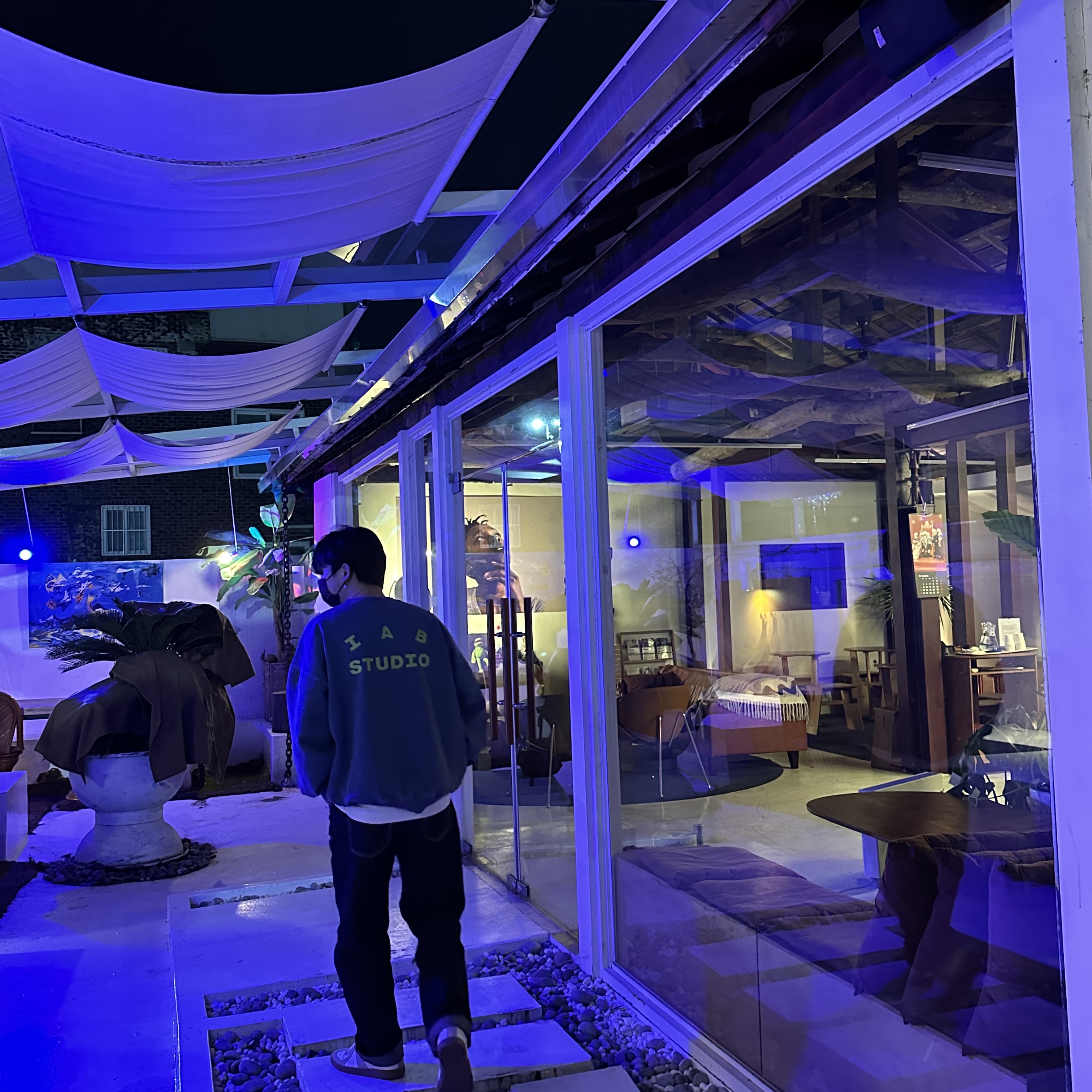 IAB Studio Pigment Sweatshirt Navy 착용 스타일