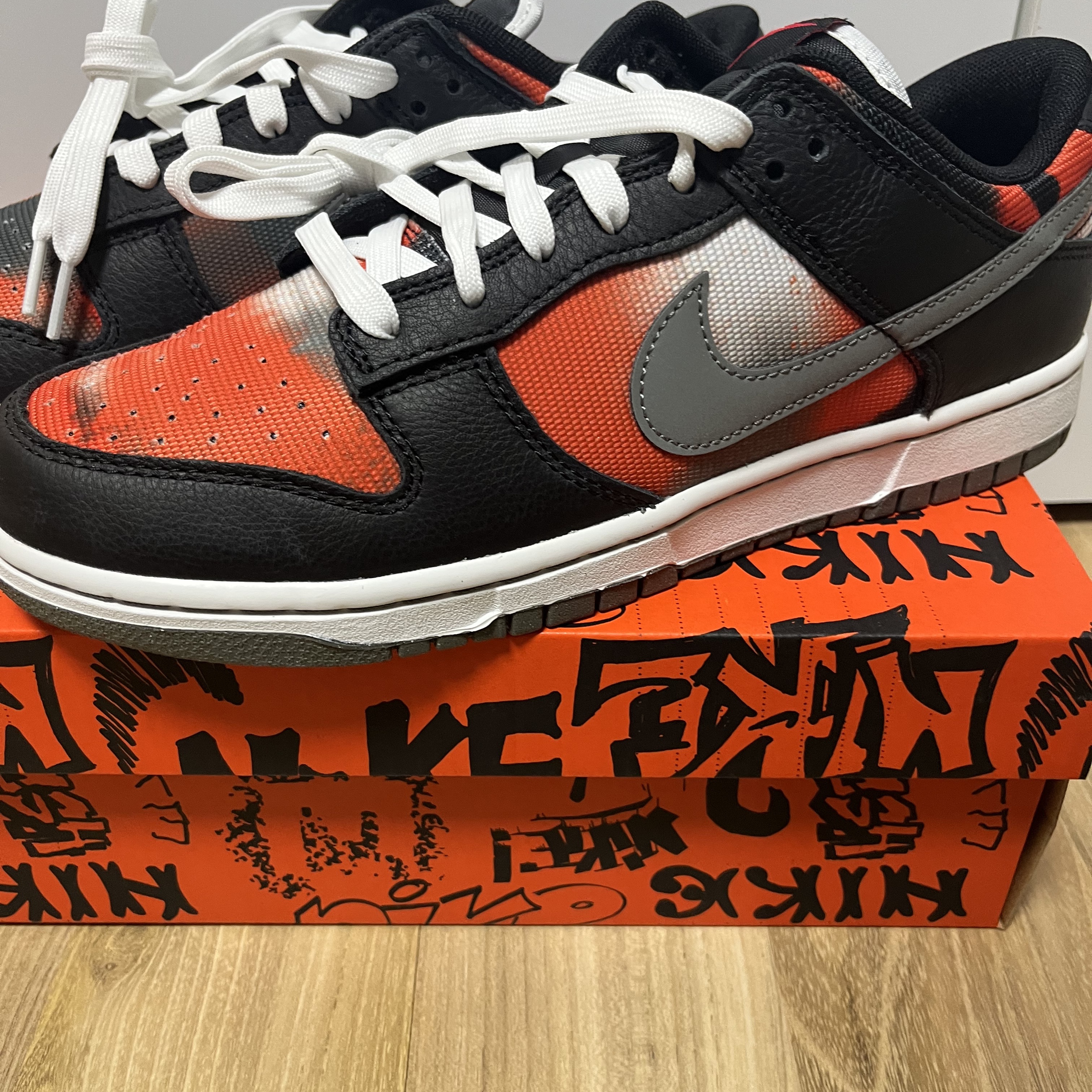 Nike Dunk Low Retro PRM Black and Tumbled Grey 착용 스타일 - 2