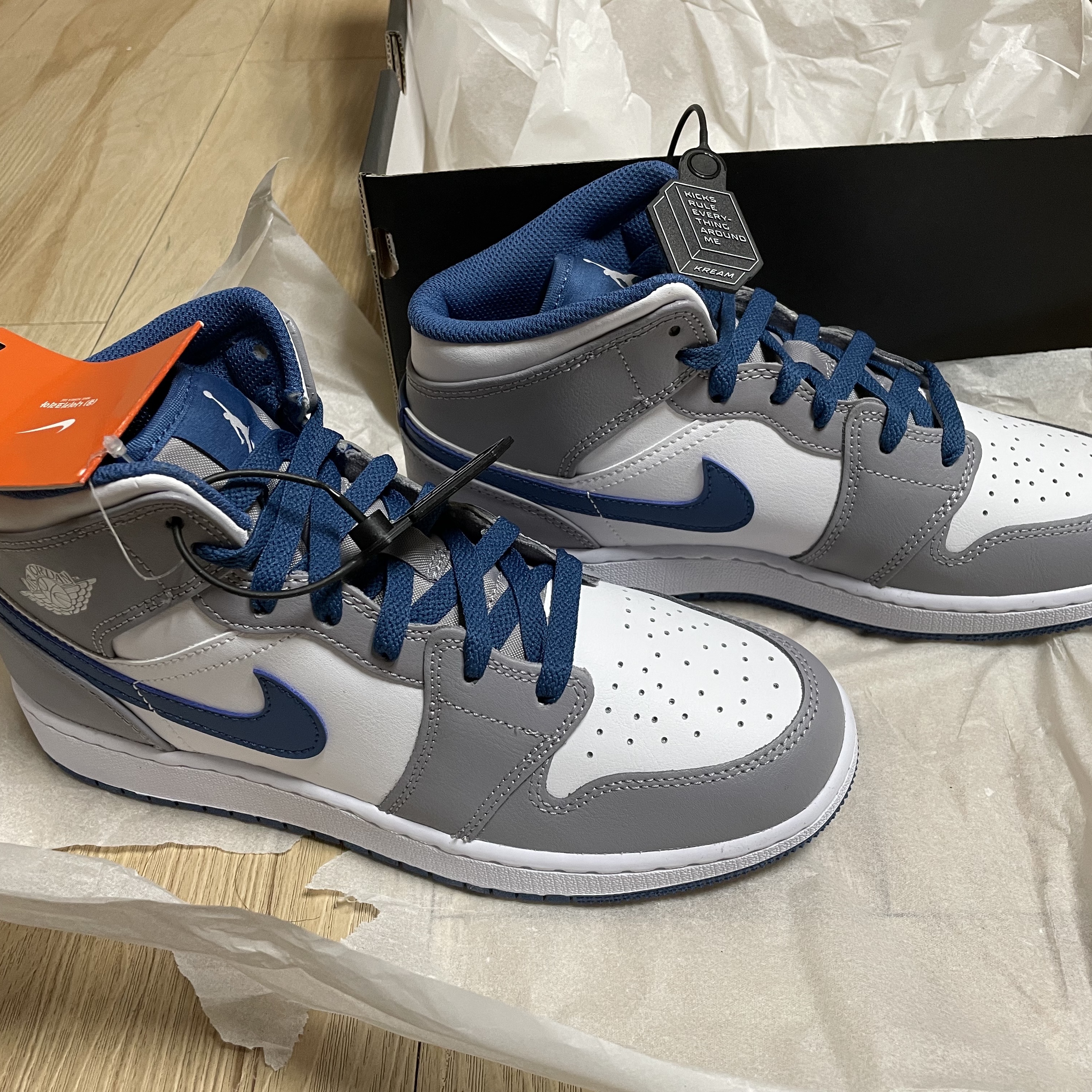 (GS) Jordan 1 Mid Cement Grey True Blue 착용 스타일 - 1