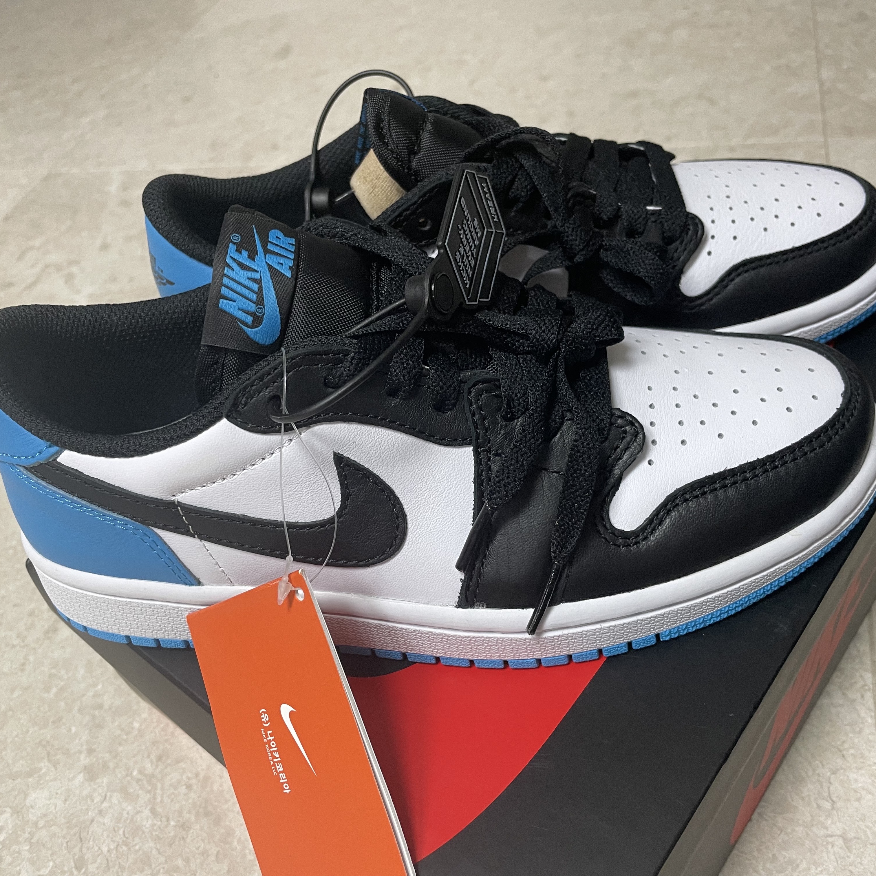 (W) Jordan 1 Retro Low OG Black and Dark Powder Blue 착용 스타일