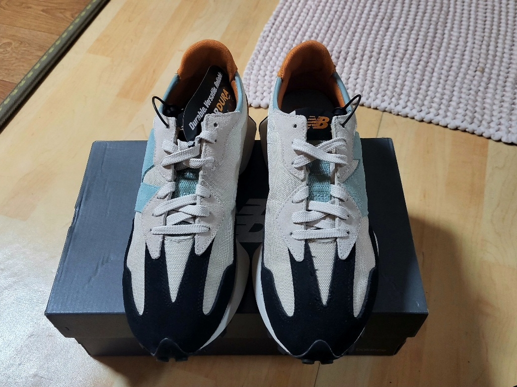 New Balance 327 Moonbeam Blue 착용 스타일 - 1