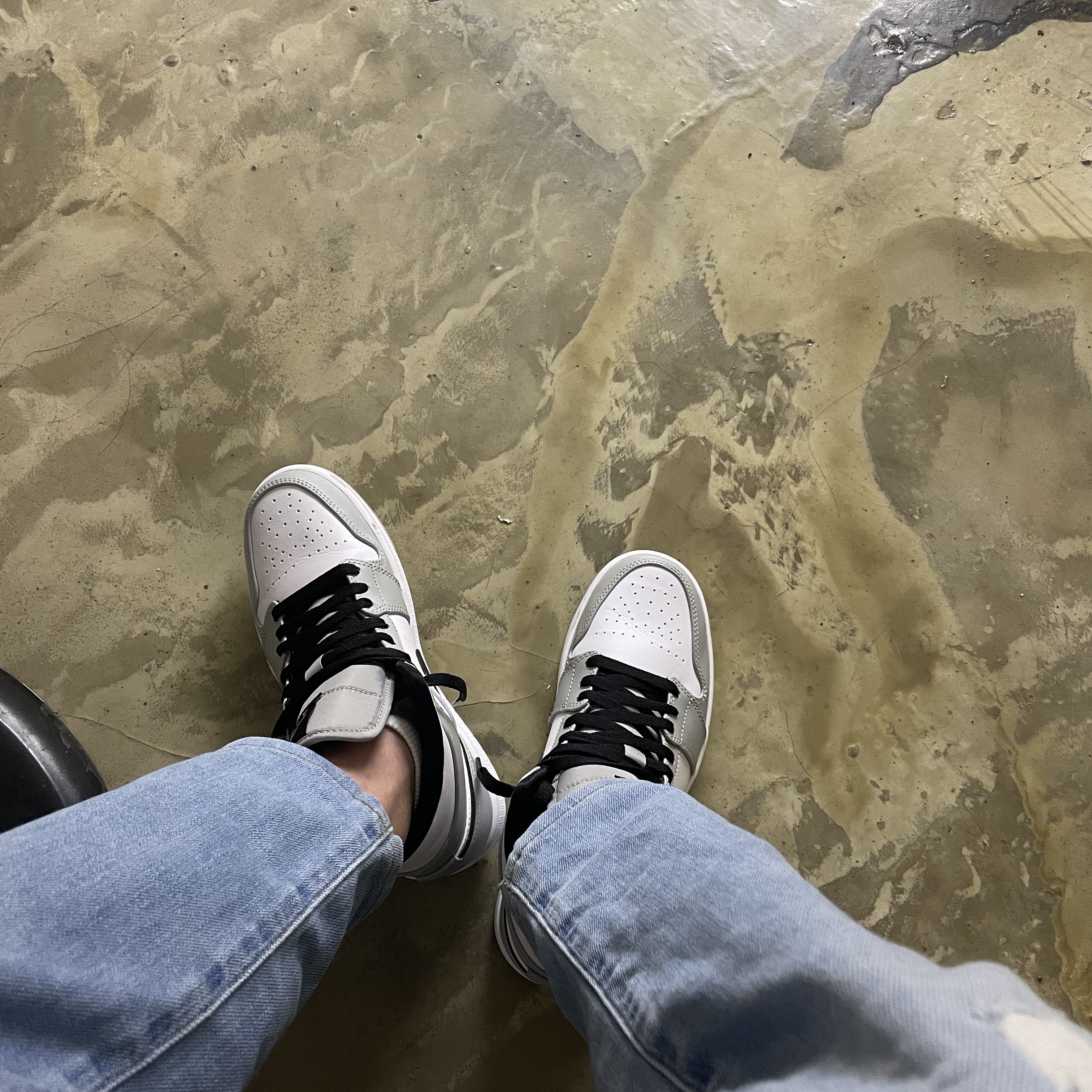 Jordan 1 Mid Light Smoke Grey 착용 스타일 - 3