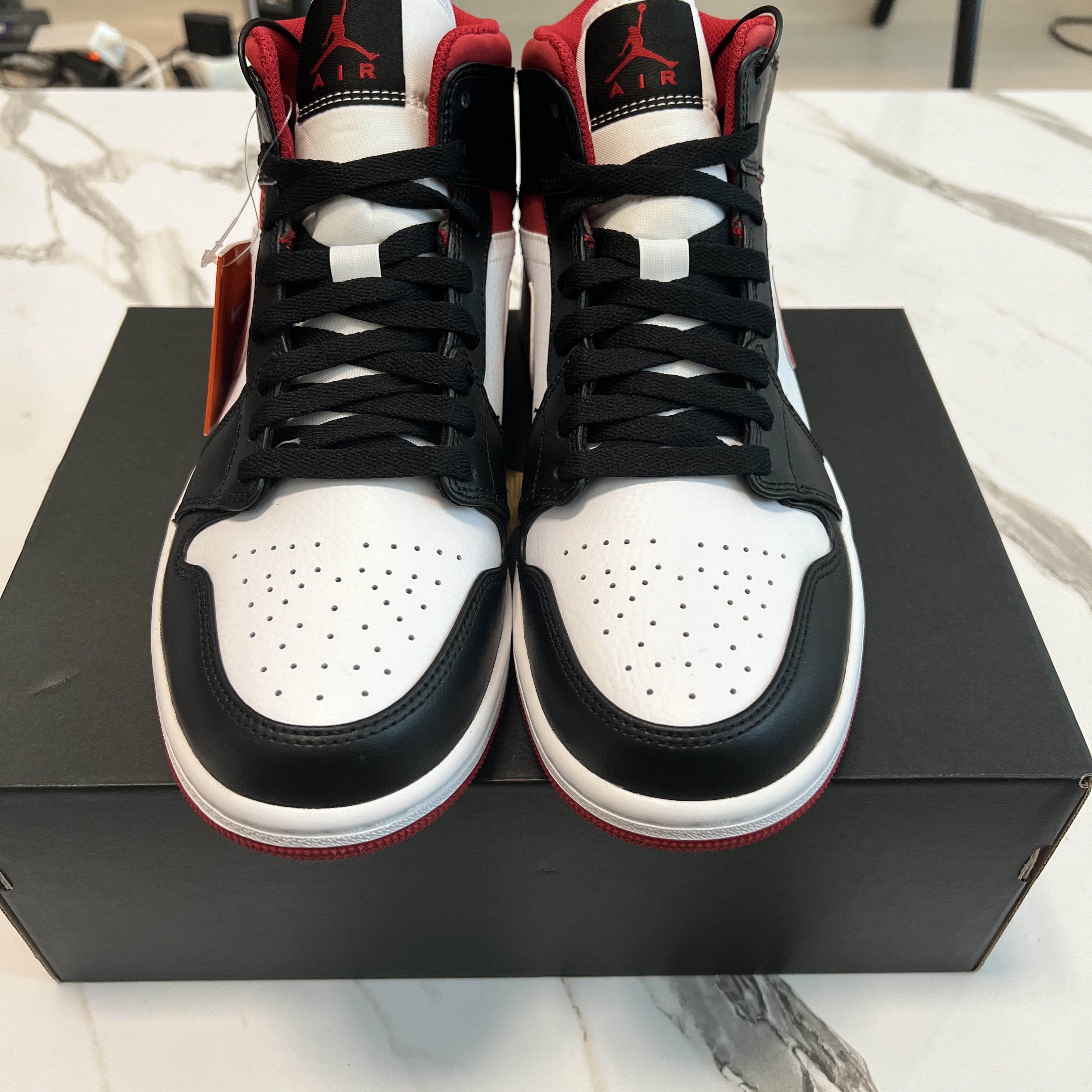 Jordan 1 Mid Gym Red Black White 착용 스타일 - 2