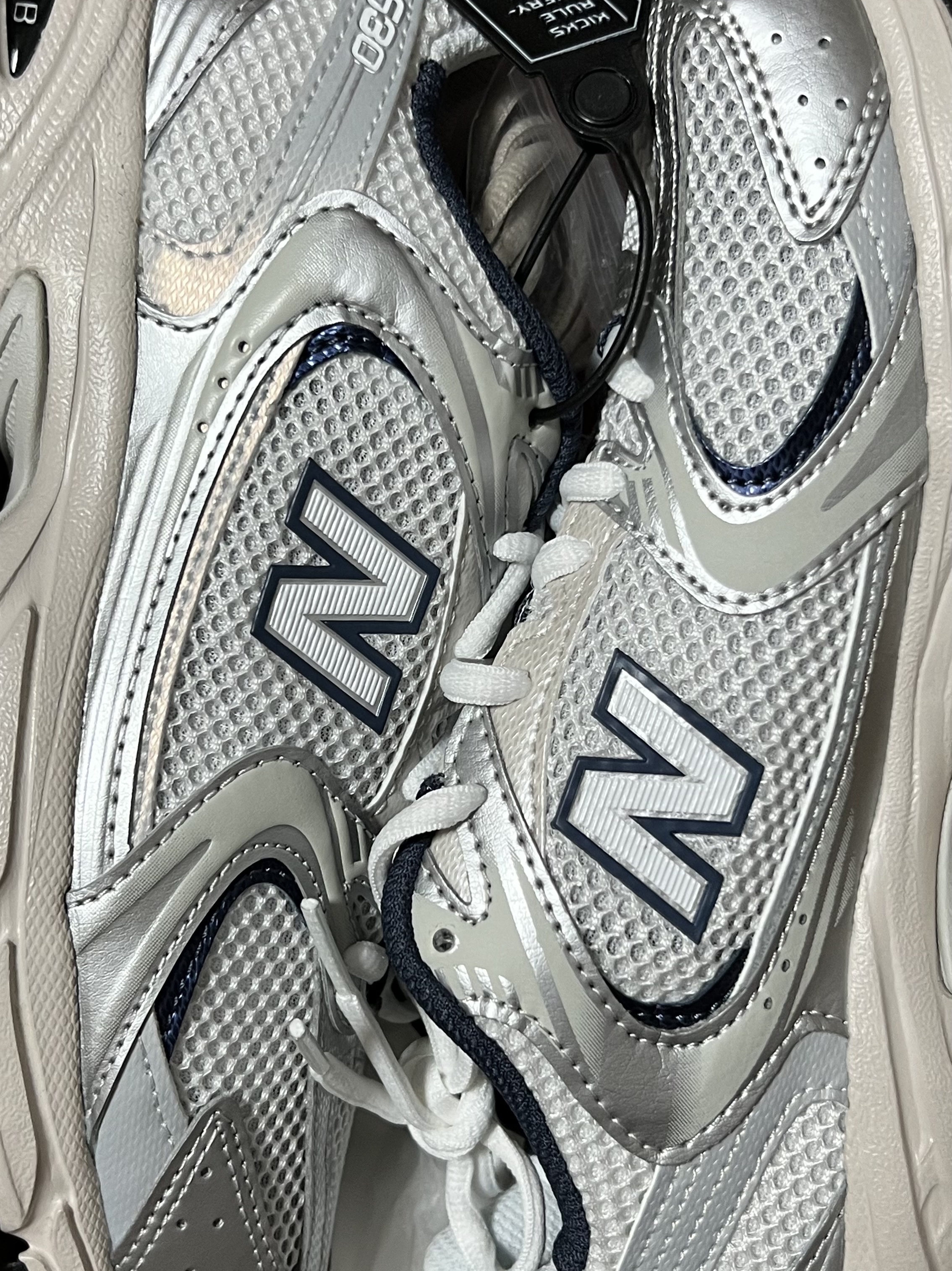 New Balance 530 Steel Grey 착용 스타일 - 2