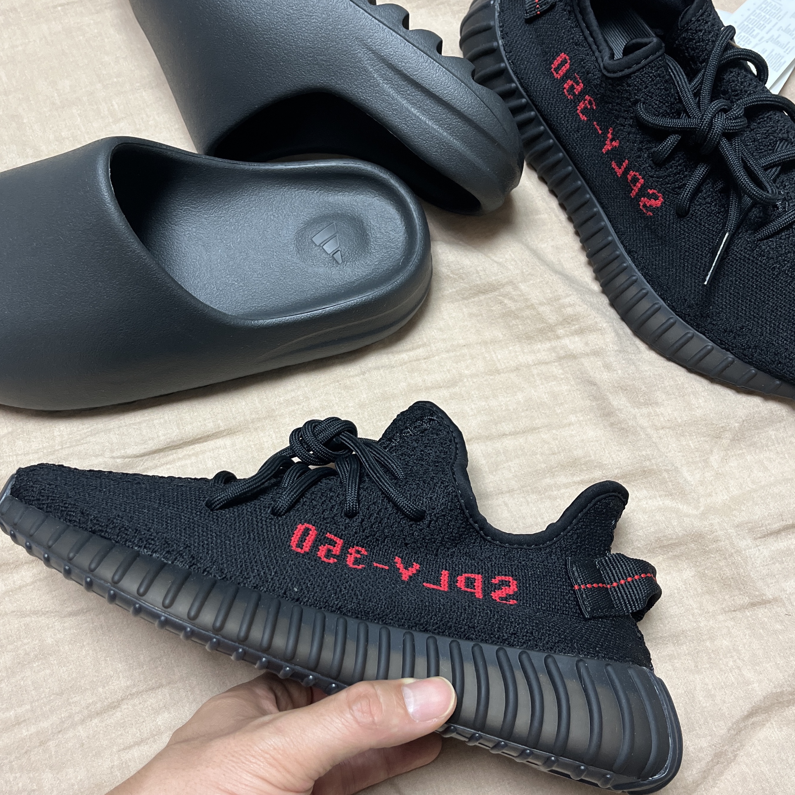 Adidas Yeezy Boost 350 V2 Black Red 2020, Adidas Yeezy Slide Onyx 착용 스타일