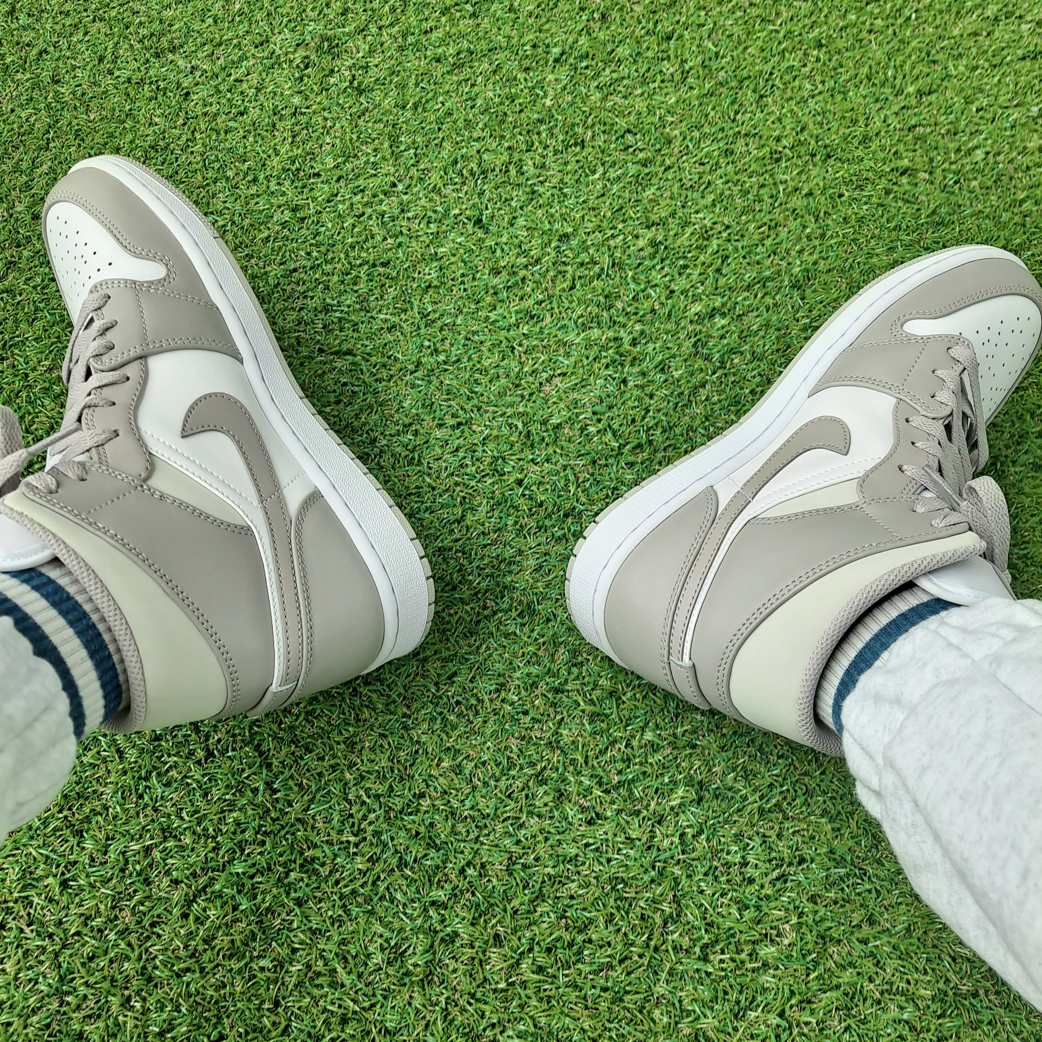 Jordan 1 Mid College Grey 착용 스타일 - 4