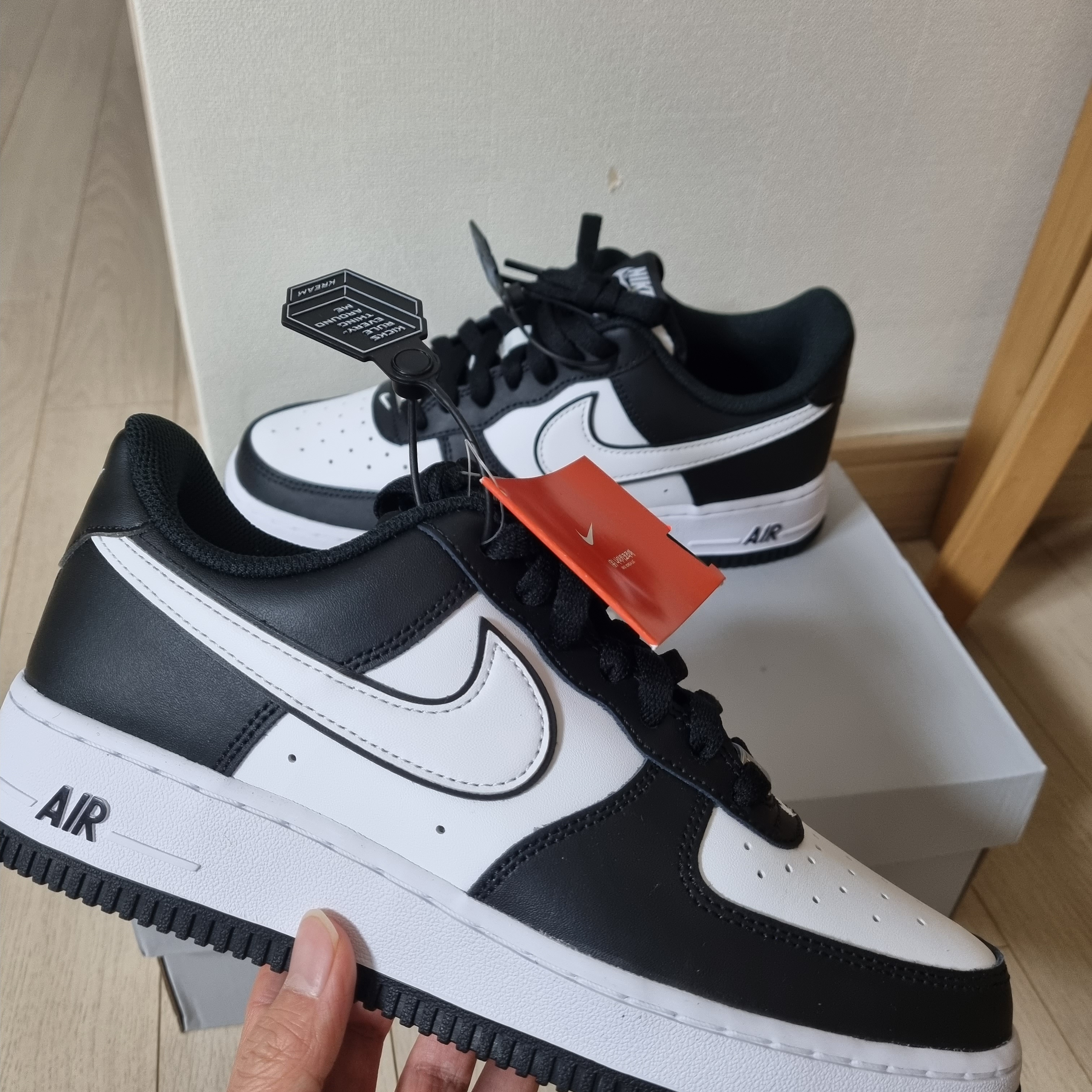 Nike Air Force 1 '07 Black White 착용 스타일 - 1