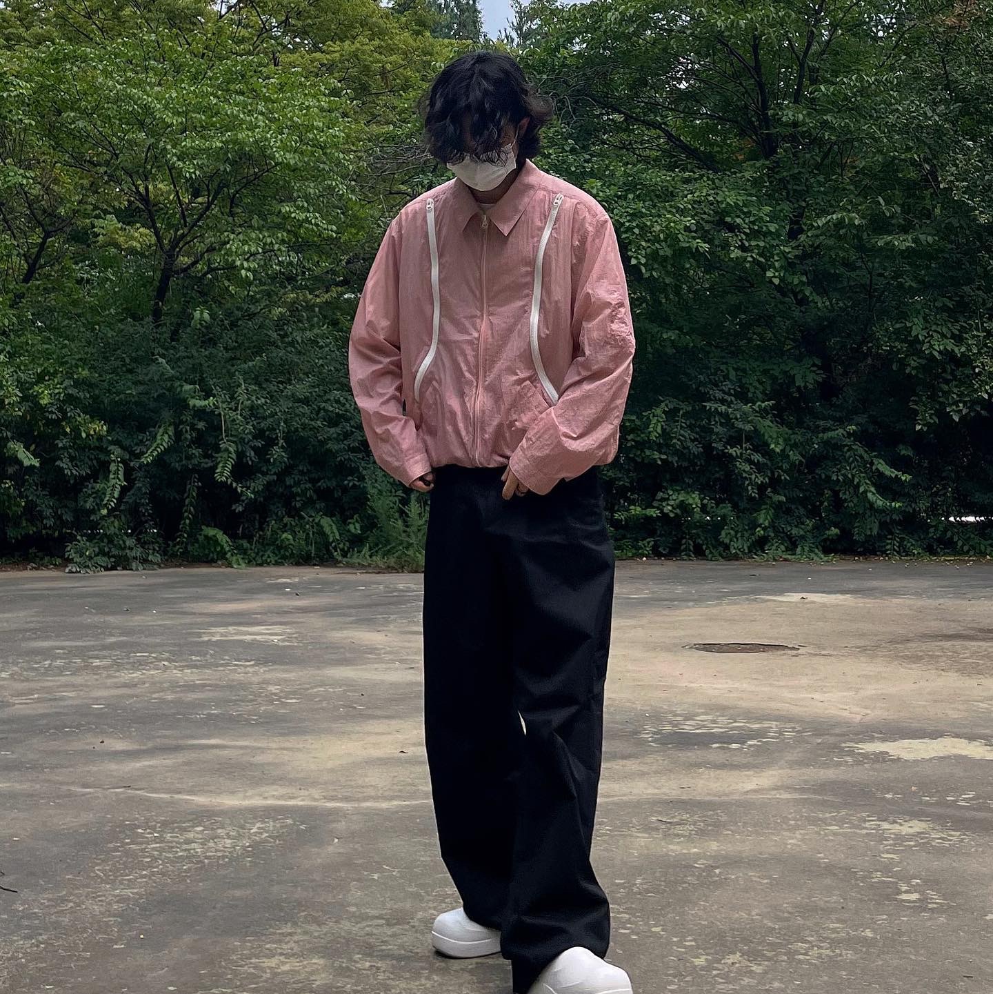 The Museum Visitor Art Love Curved Zipper Windbreaker Pink 착용 스타일