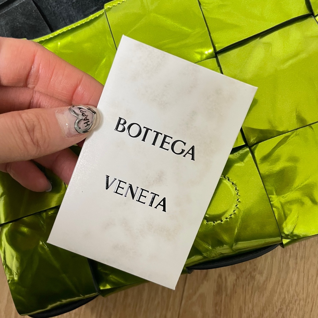 Bottega Veneta Cassette Leather Chlorophyll 착용 스타일 - 1