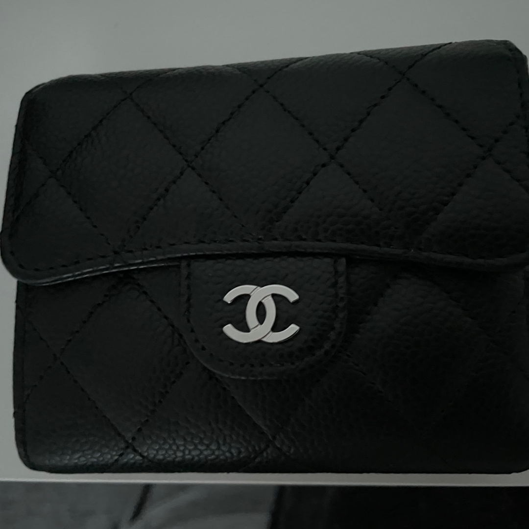 Chanel Small Classic Flap Wallet Grained Calfskin & Silver Black 착용 스타일