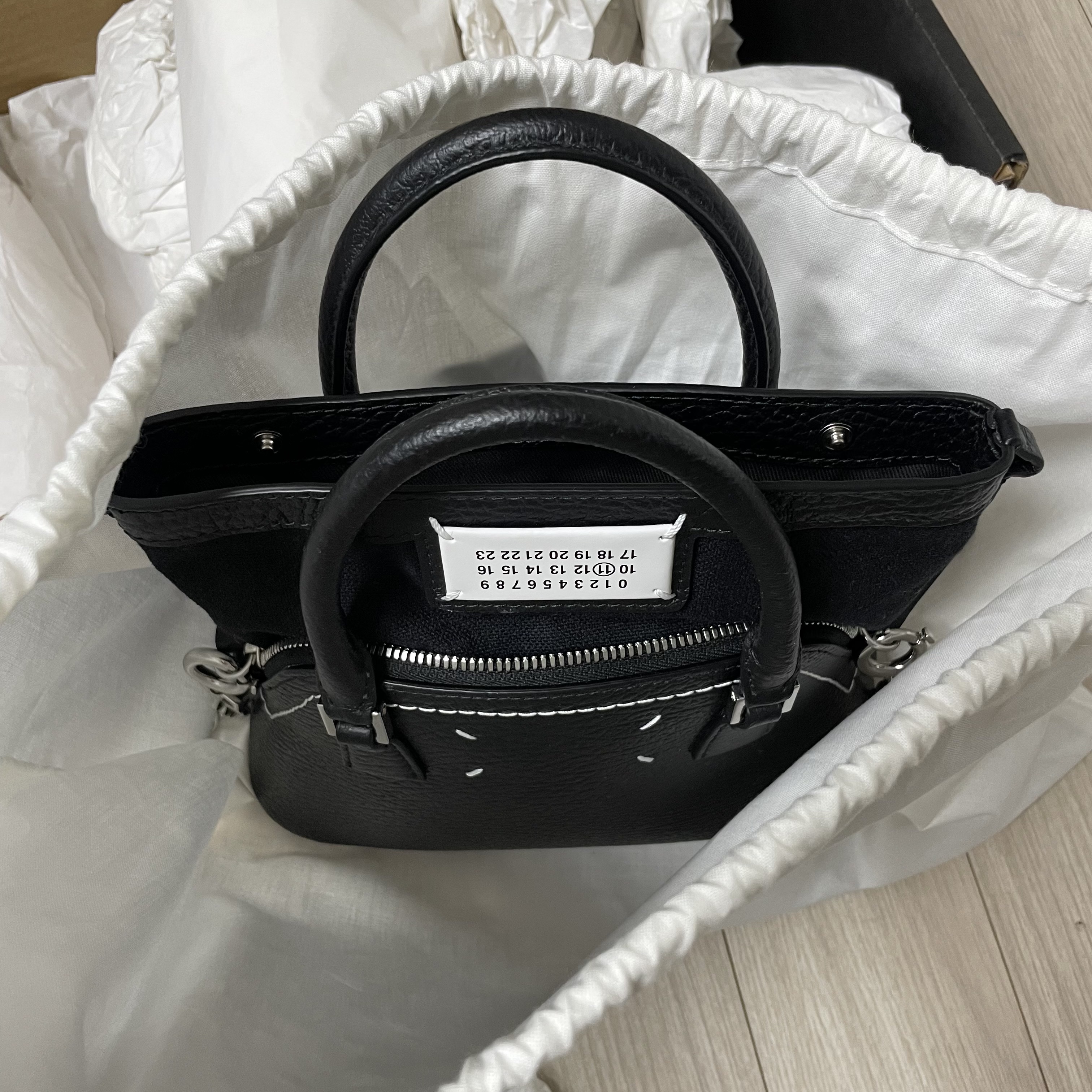 Maison Margiela 5AC Micro Bag Black 착용 스타일 - 1
