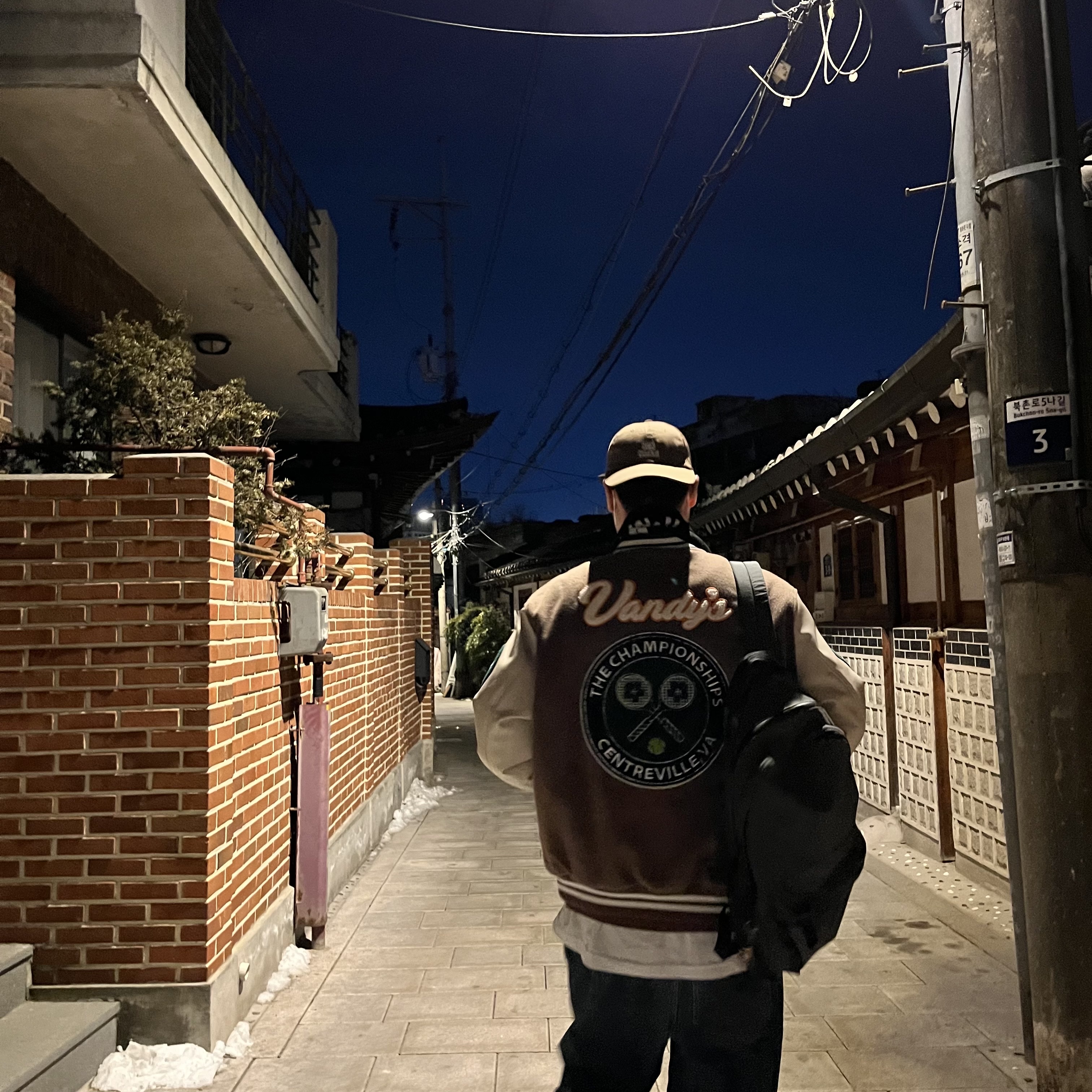 Vandy The Pink Tennis Varsity Jacket 착용 스타일