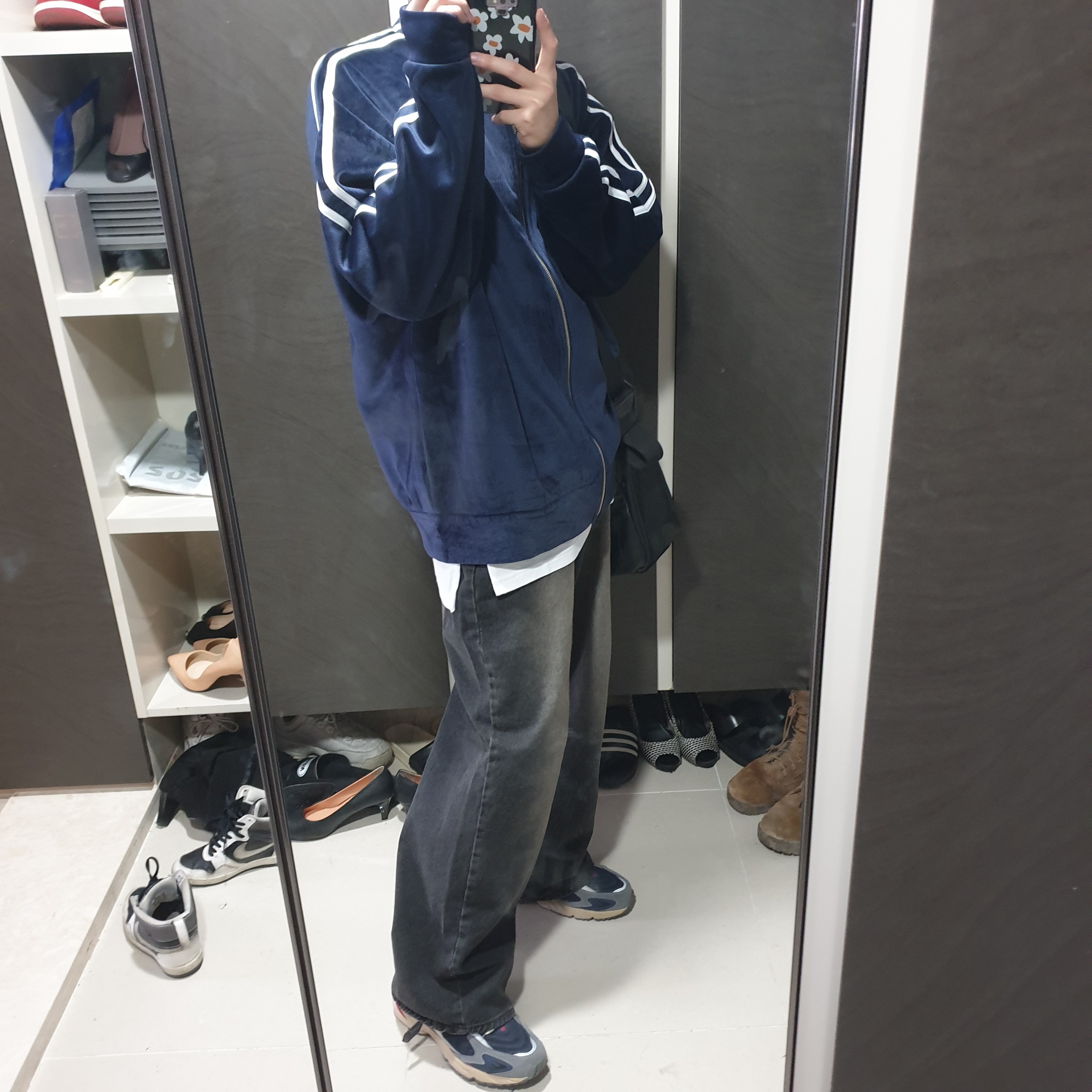 New Balance 725 Navy 착용 스타일 - 2