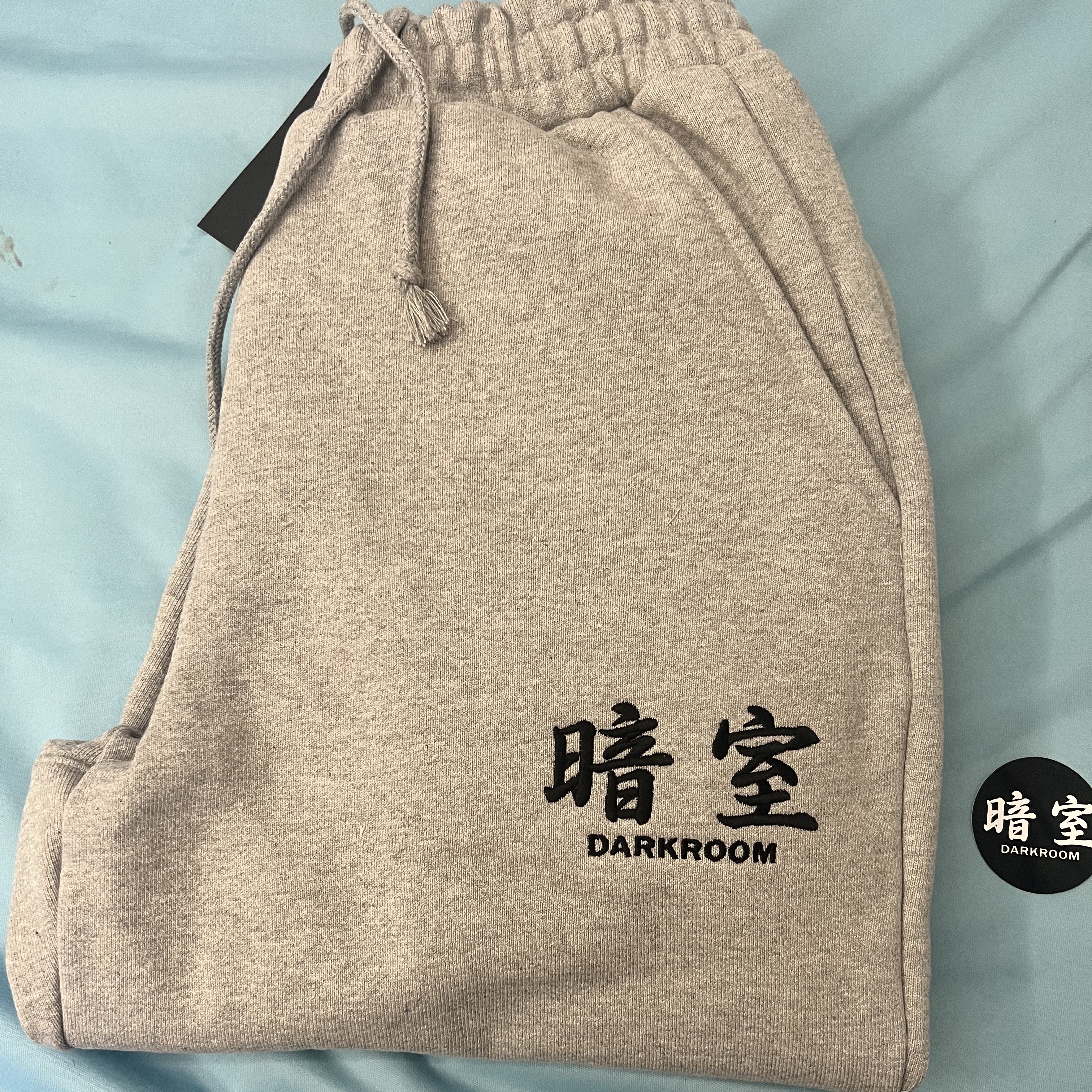 Darkr8m Studio Basic Logo Heavyweight Sweatpants Gray 착용 스타일 - 2