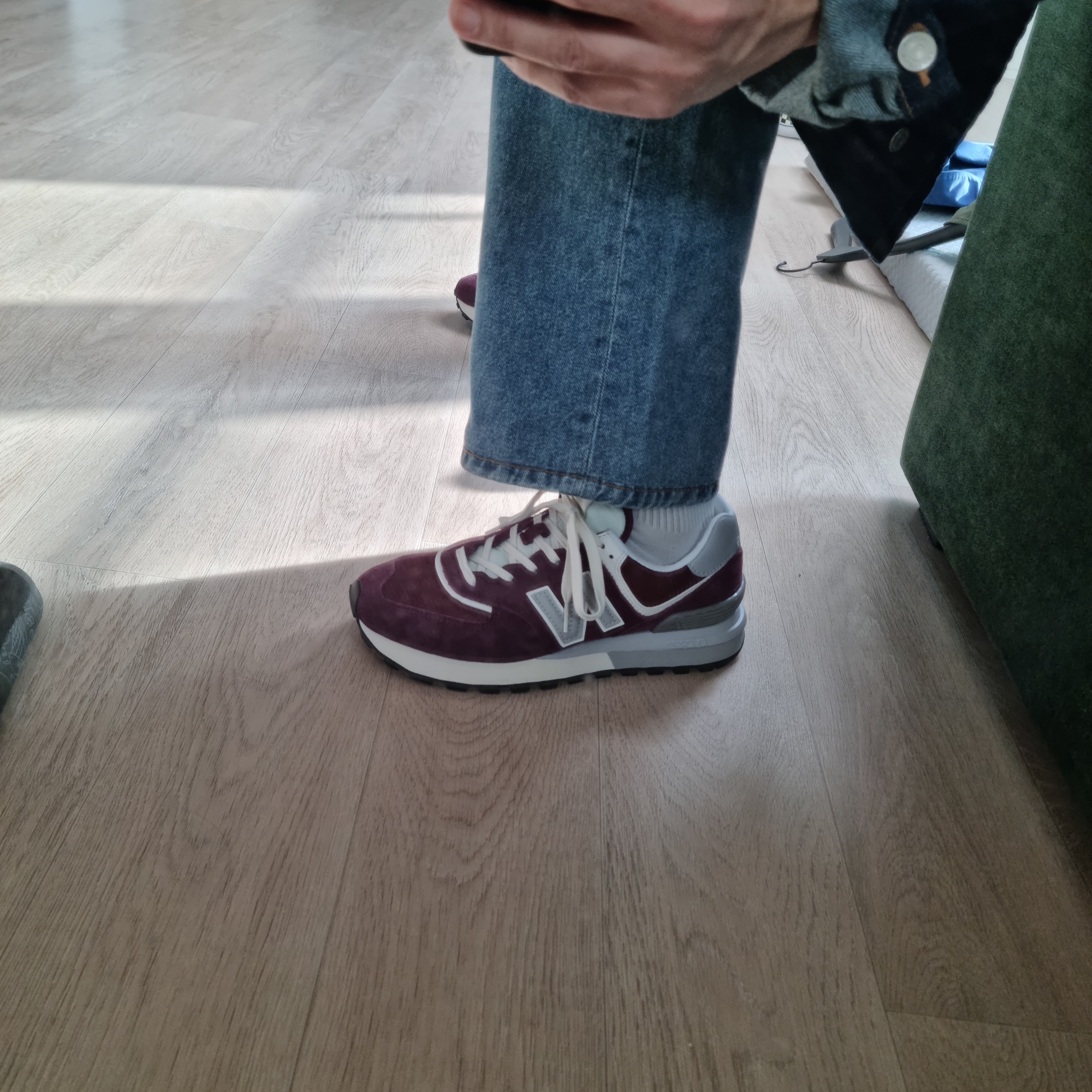 New Balance 574 Legacy Burgundy 착용 스타일 - 1