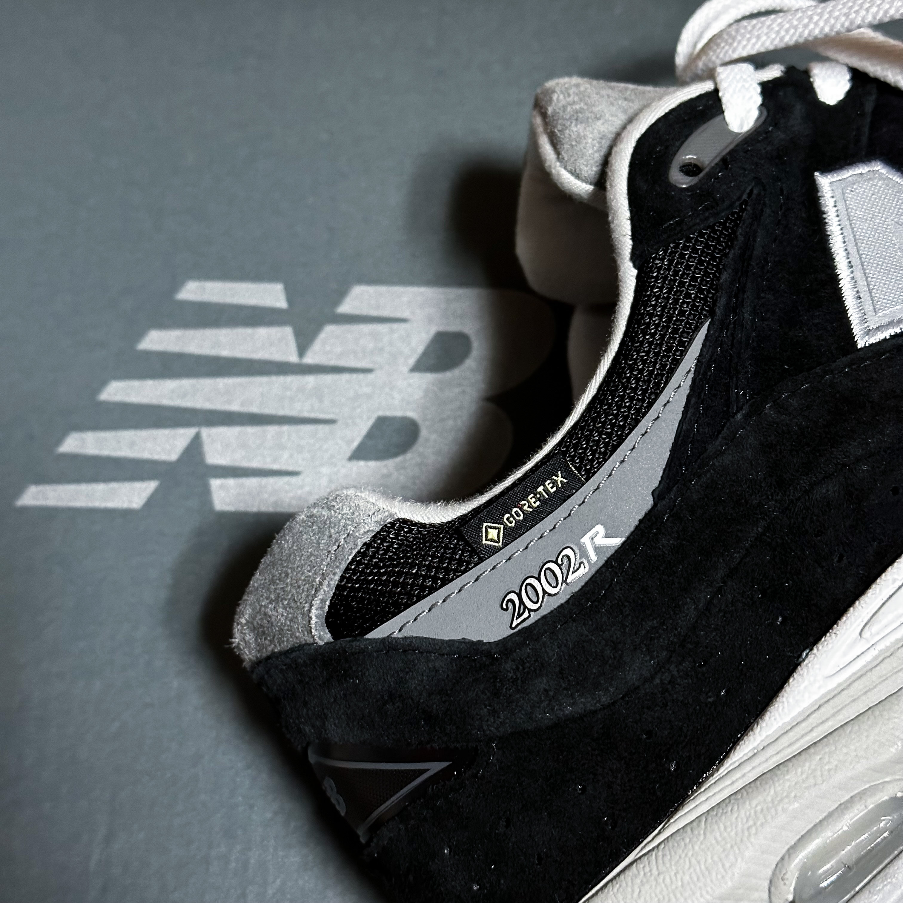 New Balance 2002R Gore-Tex Black Silver Metalic 착용 스타일