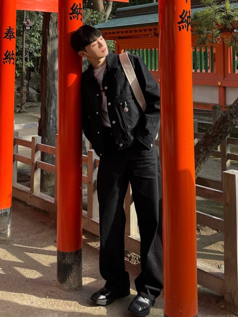 [KREAM 단독] STU Denim Jacket Black, [KREAM 단독] STU Flower Metal Charm 착용 스타일