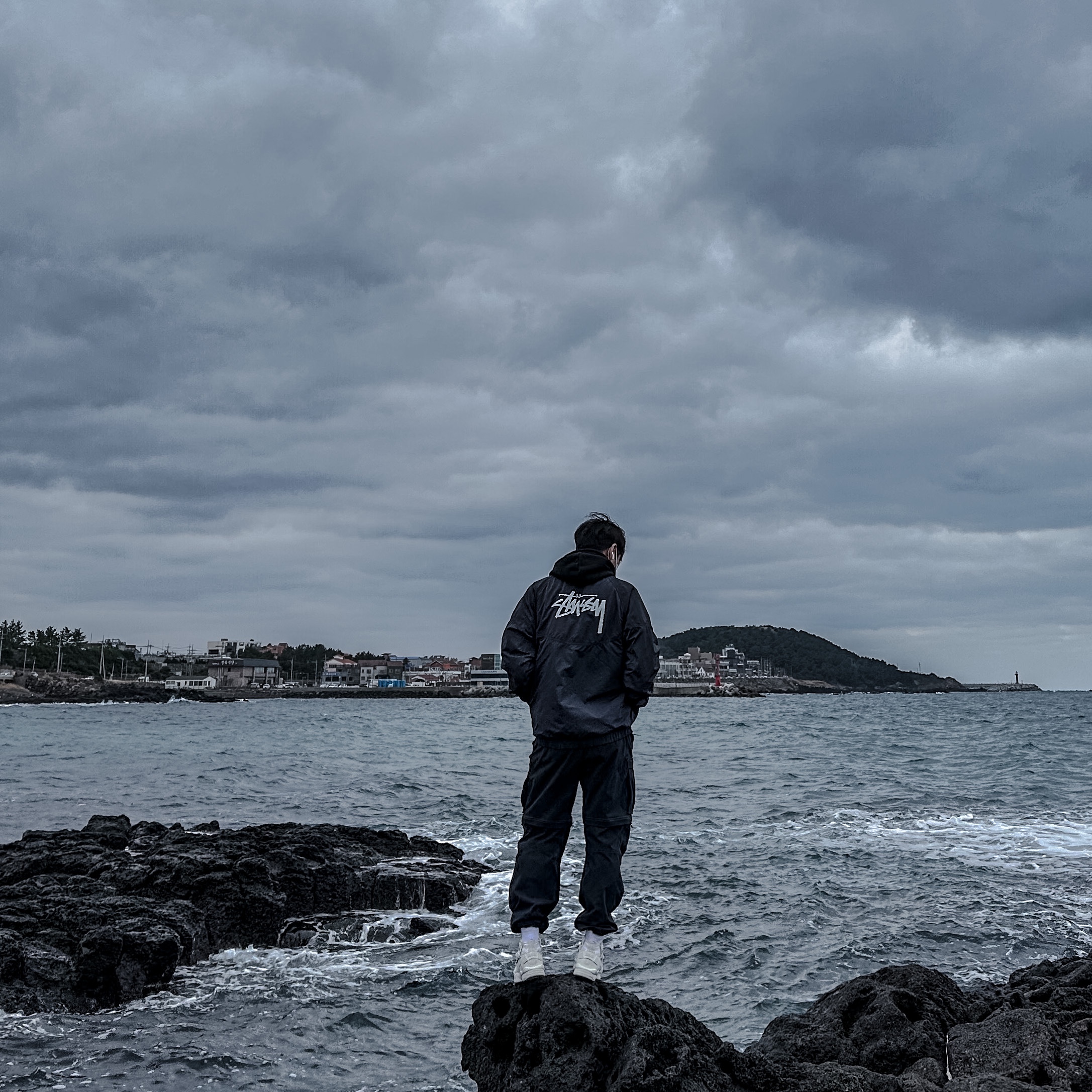 Nike x Stussy Windrunner Jacket Off Noir, Nike ACG Smith Summit Cargo Pants Black Summit White - Asia 착용 스타일