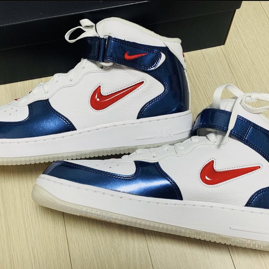 Nike Air Force 1 Mid QS University Red and Midnight Navy 착용 스타일