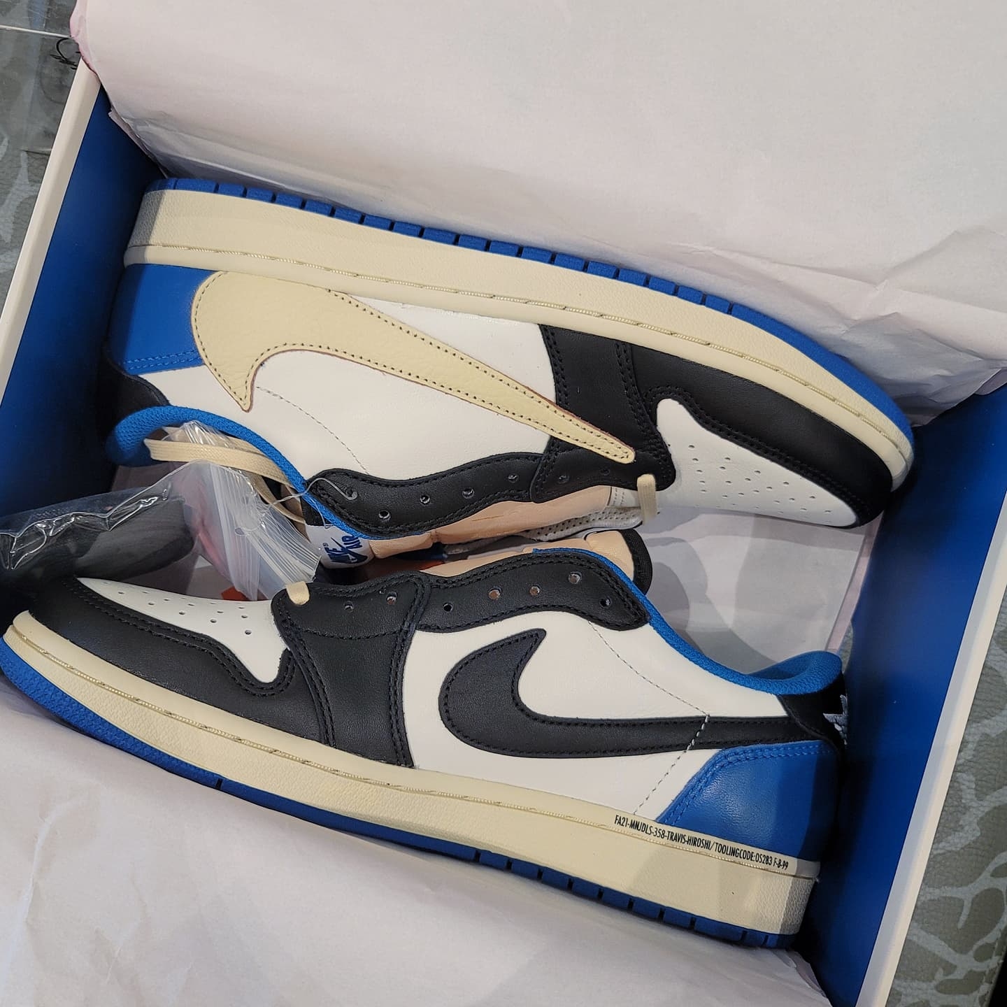 Jordan 1 x Travis Scott x Fragment Retro Low OG SP Military Blue 착용 스타일 - 1