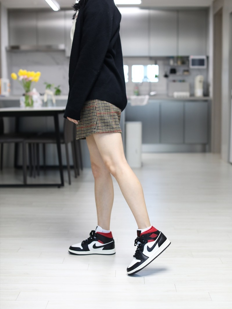 (W) Jordan 1 Mid Black Gym Red 착용 스타일 - 2