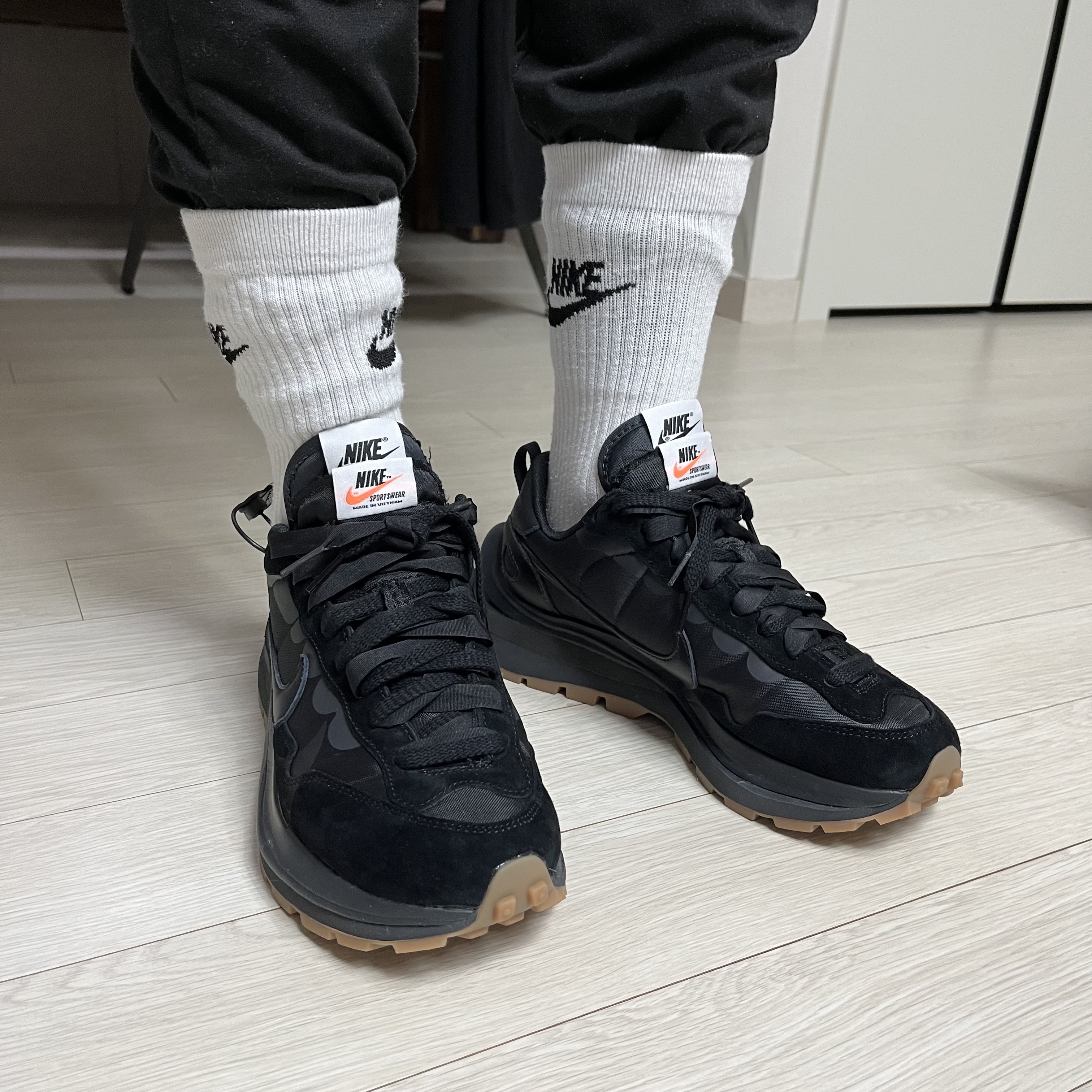 Nike x Sacai VaporWaffle Black and Gum 착용 스타일 - 2